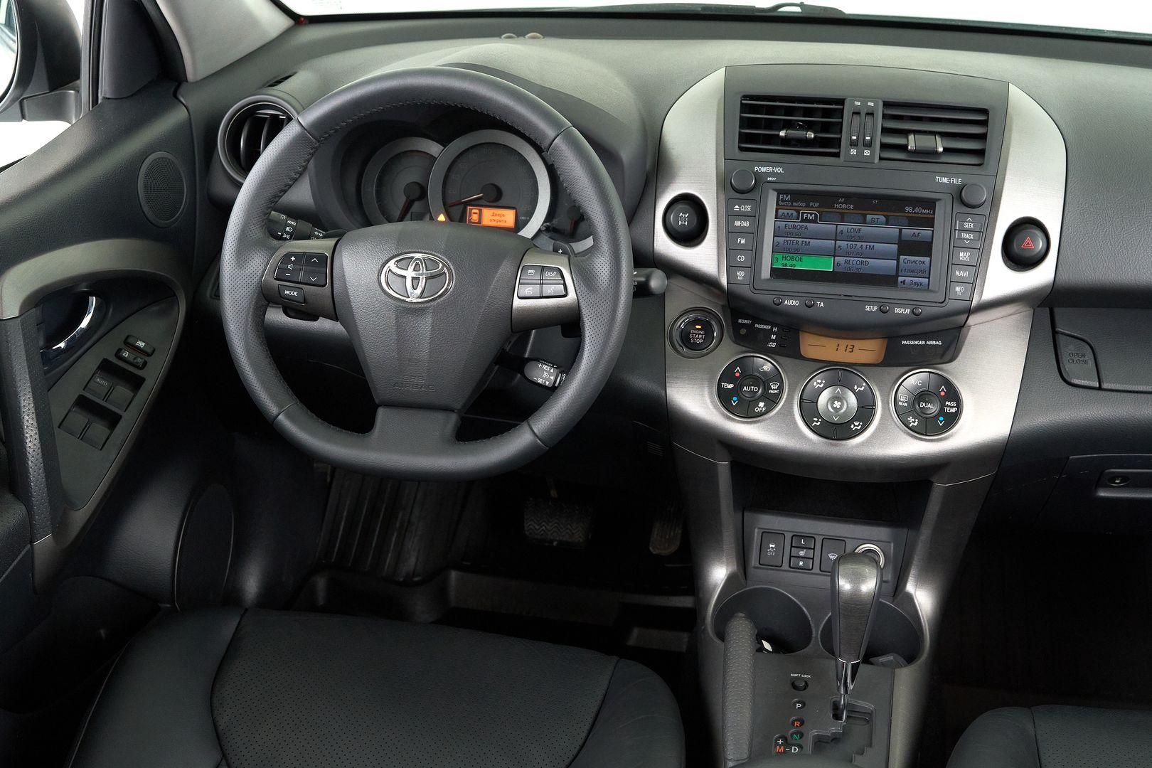 Toyota RAV4 2011, белый
