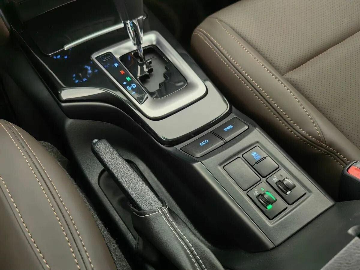 Toyota Fortuner 2021, белый