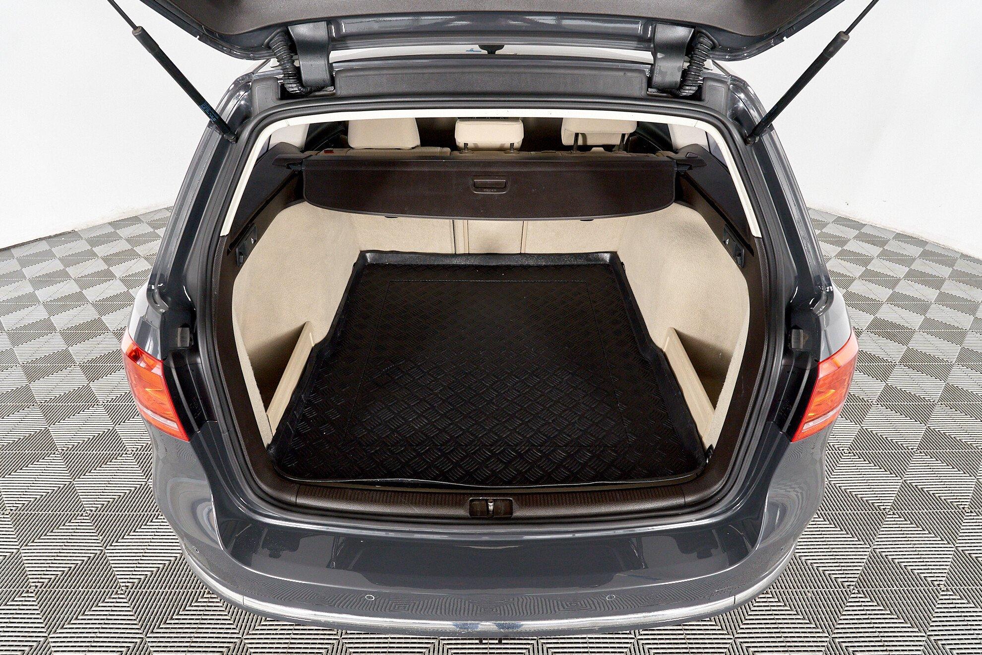 Volkswagen Passat 2012, серый