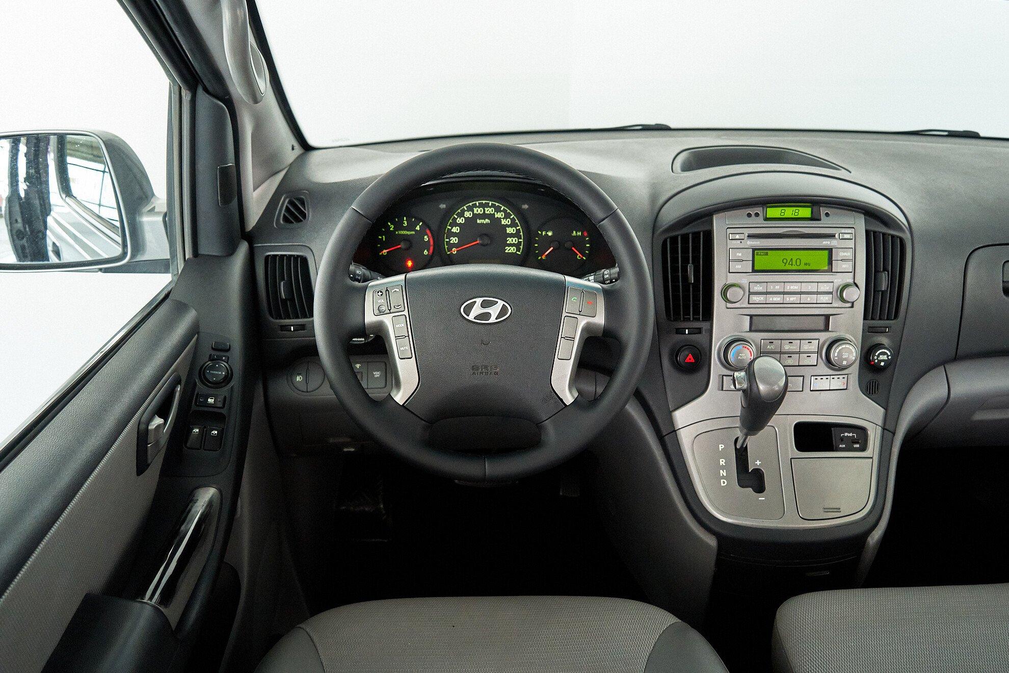 Hyundai Grand Starex 2012, серебряный