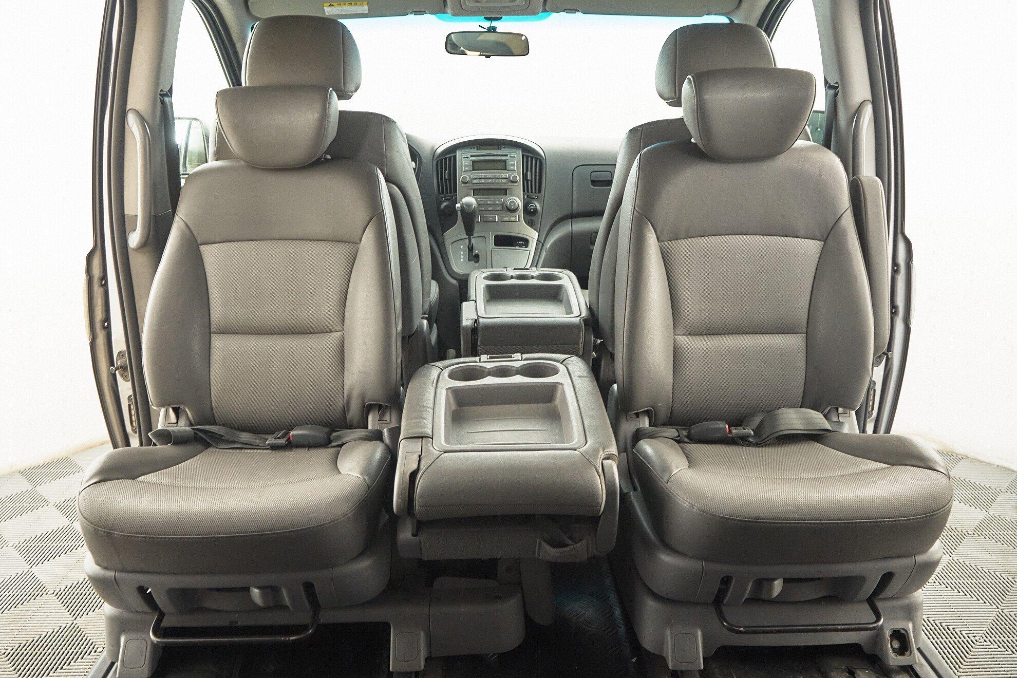 Hyundai Grand Starex 2010, серебряный