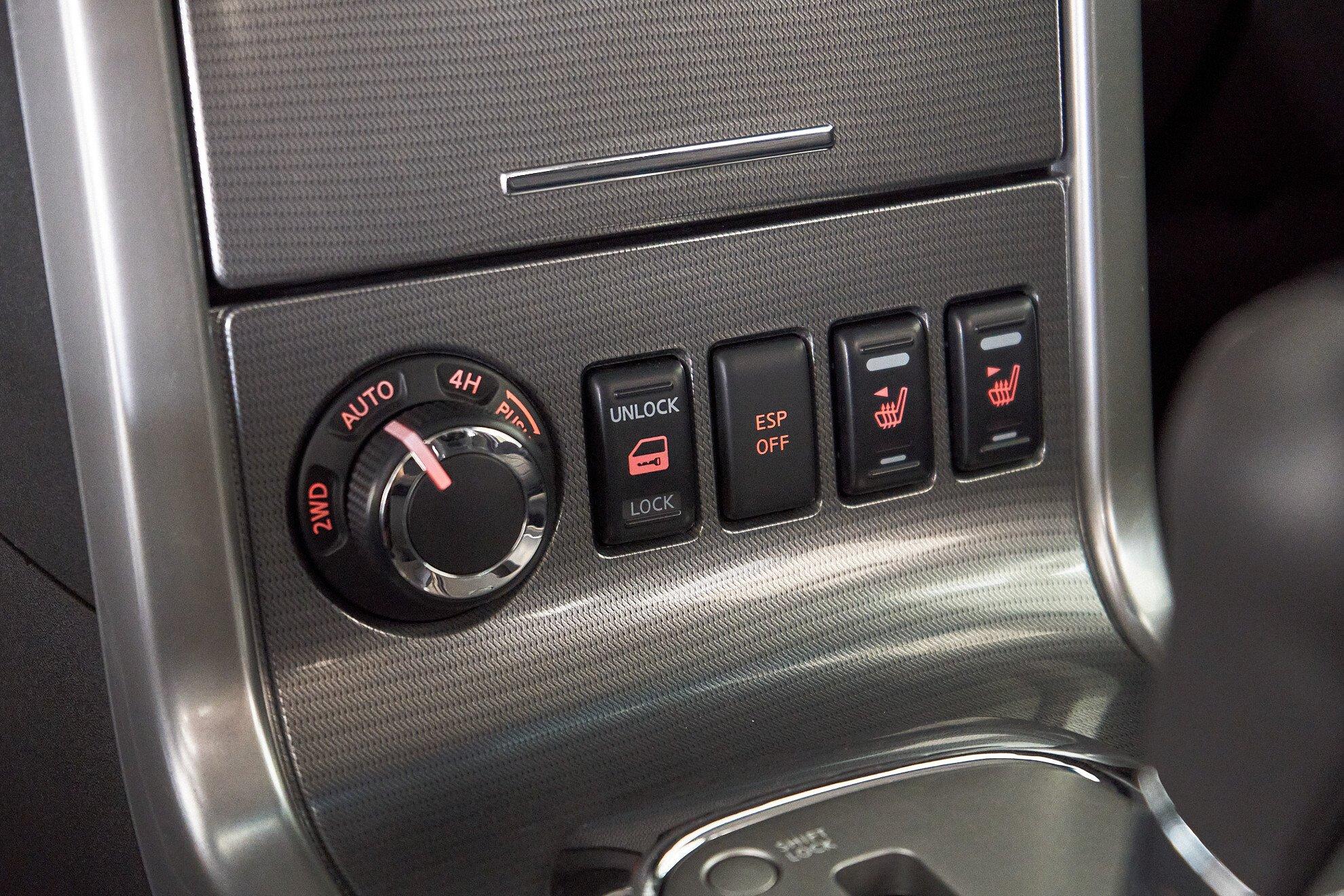 Nissan Pathfinder 2011, серебряный