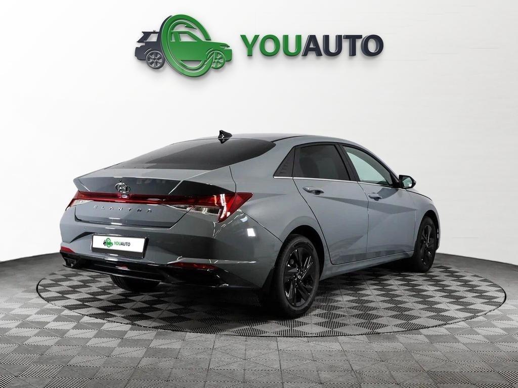 Hyundai Elantra 2022, серый