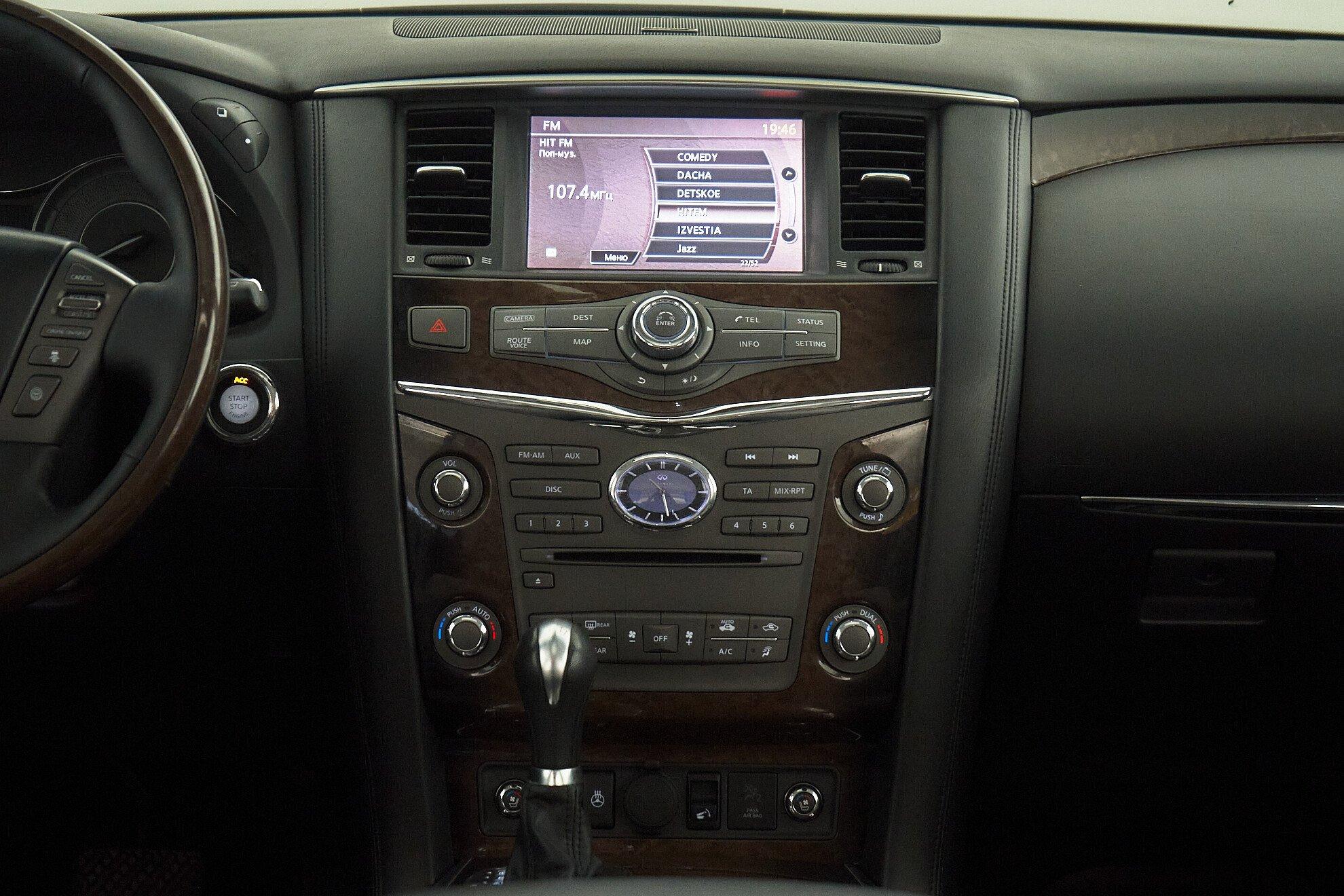 Infiniti QX56 2011, белый