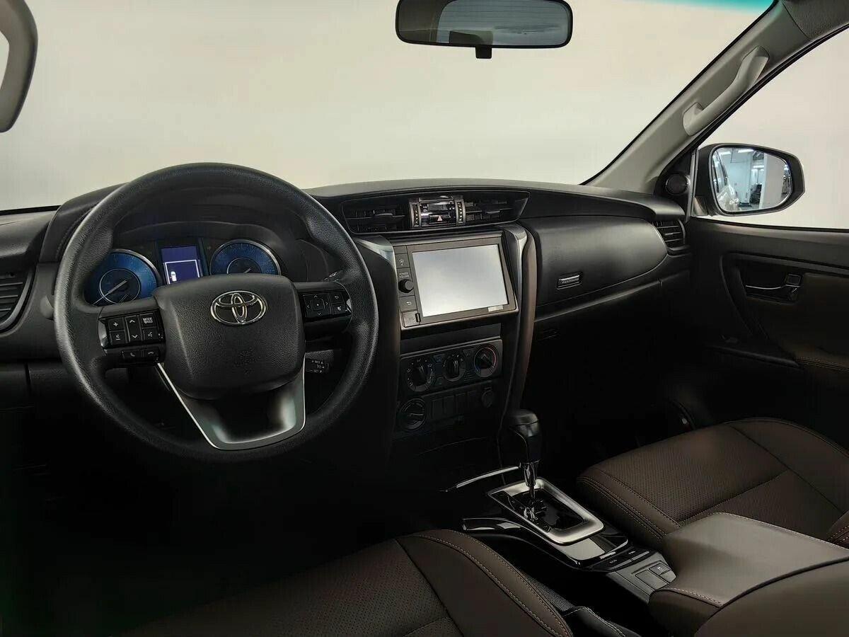 Toyota Fortuner 2021, белый