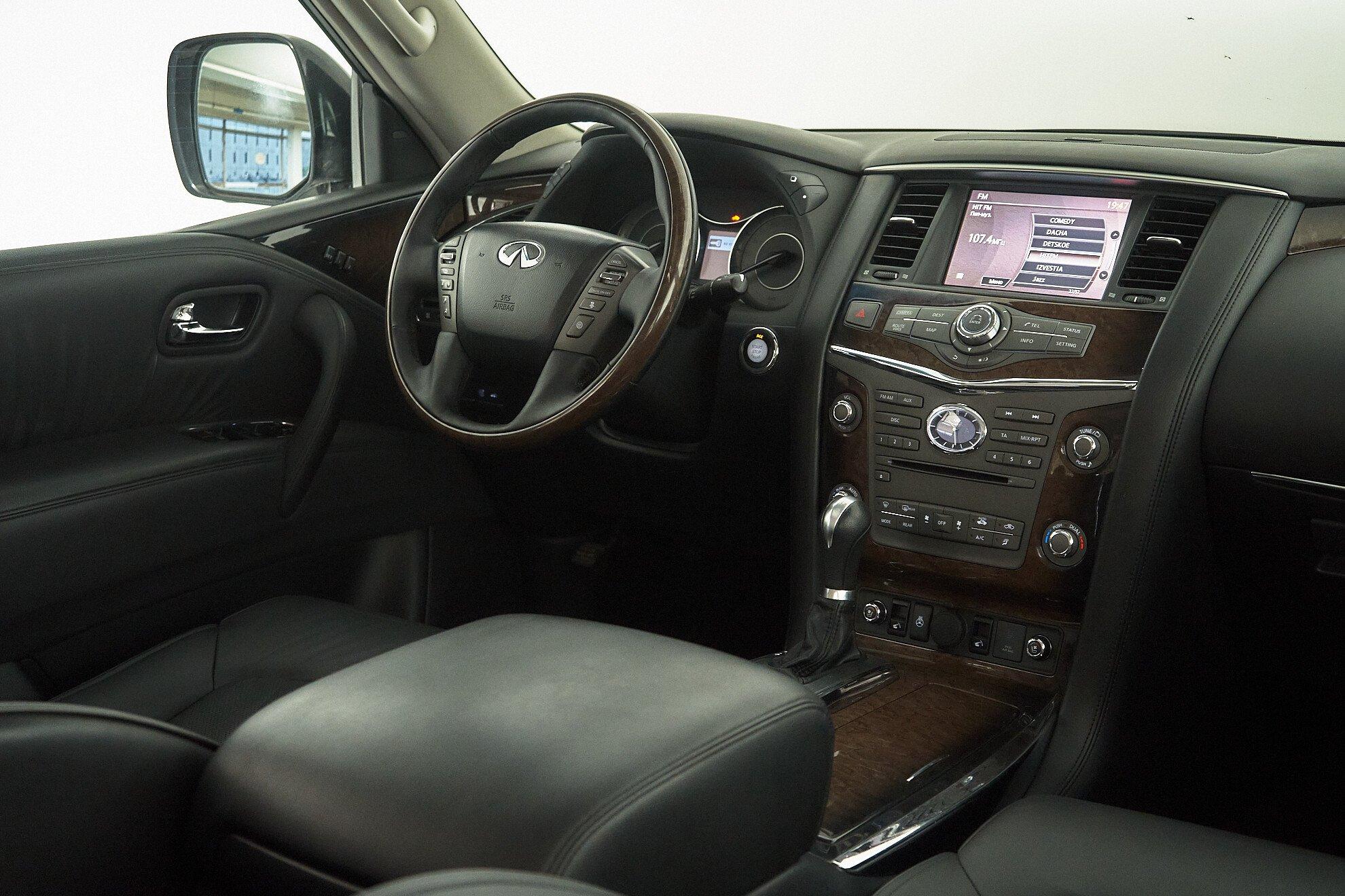 Infiniti QX56 2011, белый