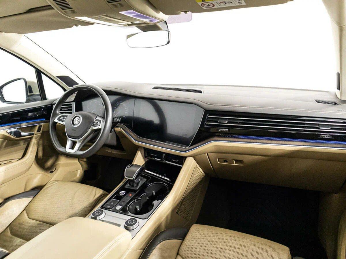 Volkswagen Touareg 2018, бежевый