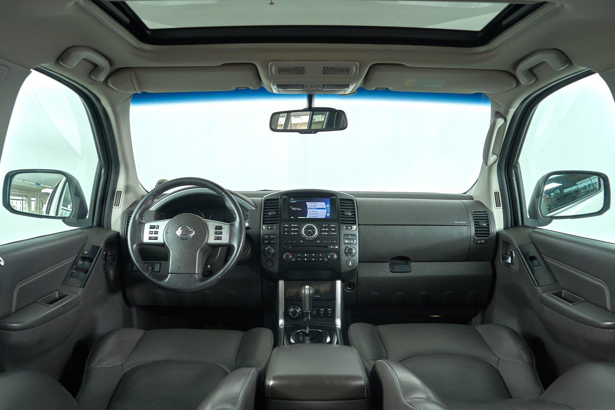 Nissan Pathfinder 2011, белый