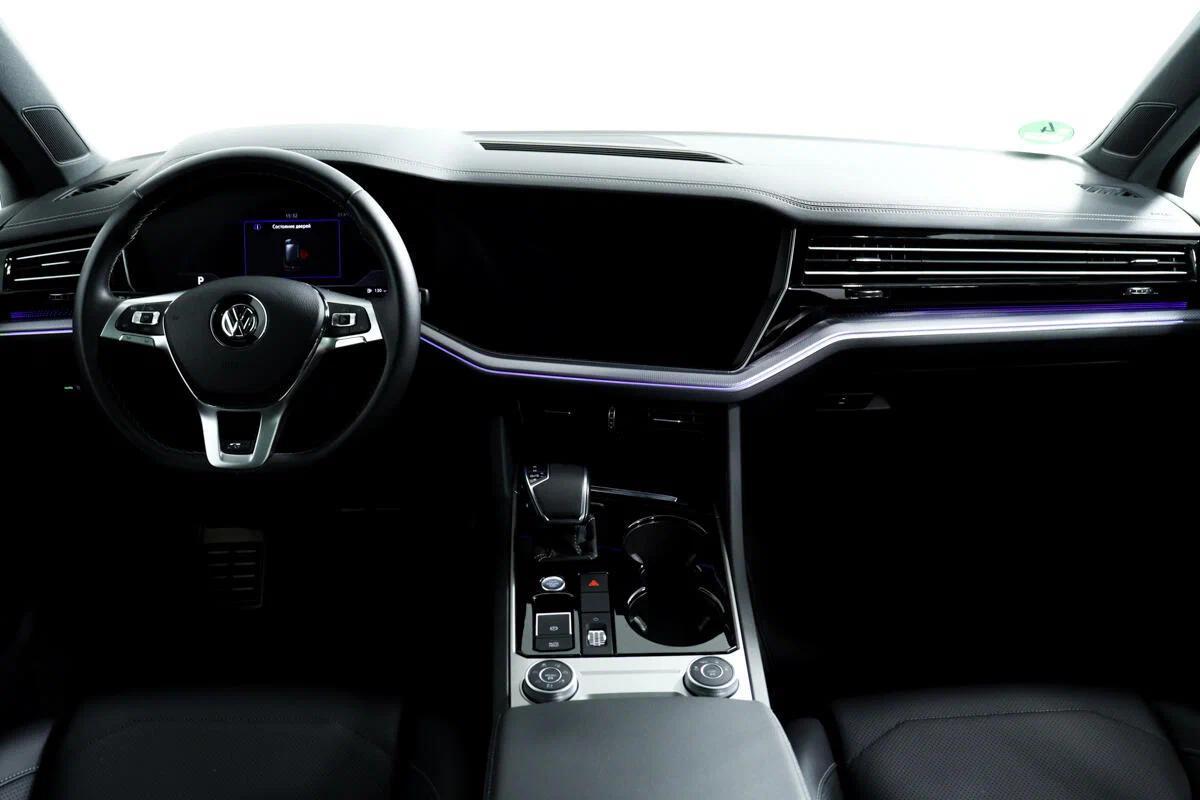 Volkswagen Touareg 2023, белый