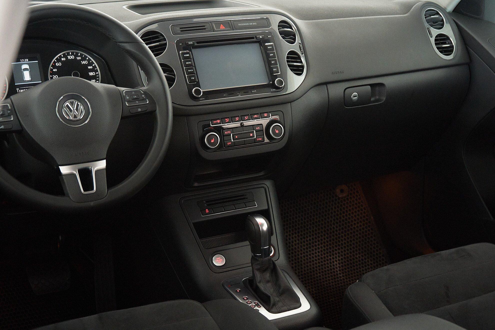 Volkswagen Tiguan 2013, черный