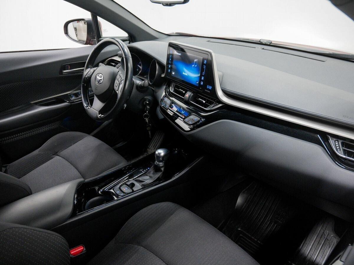 Toyota C-HR 2018, красный