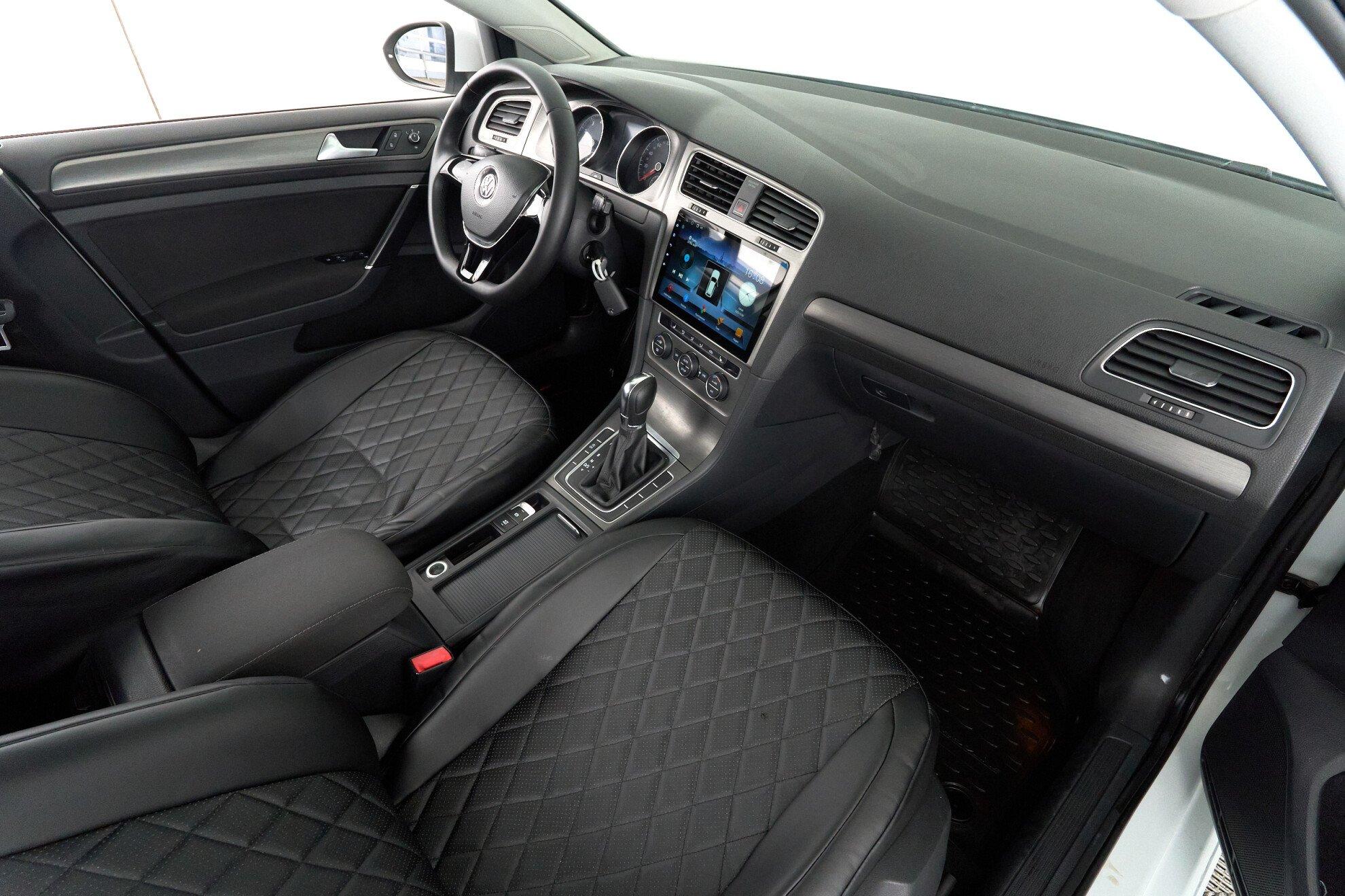 Volkswagen Golf 2013, белый