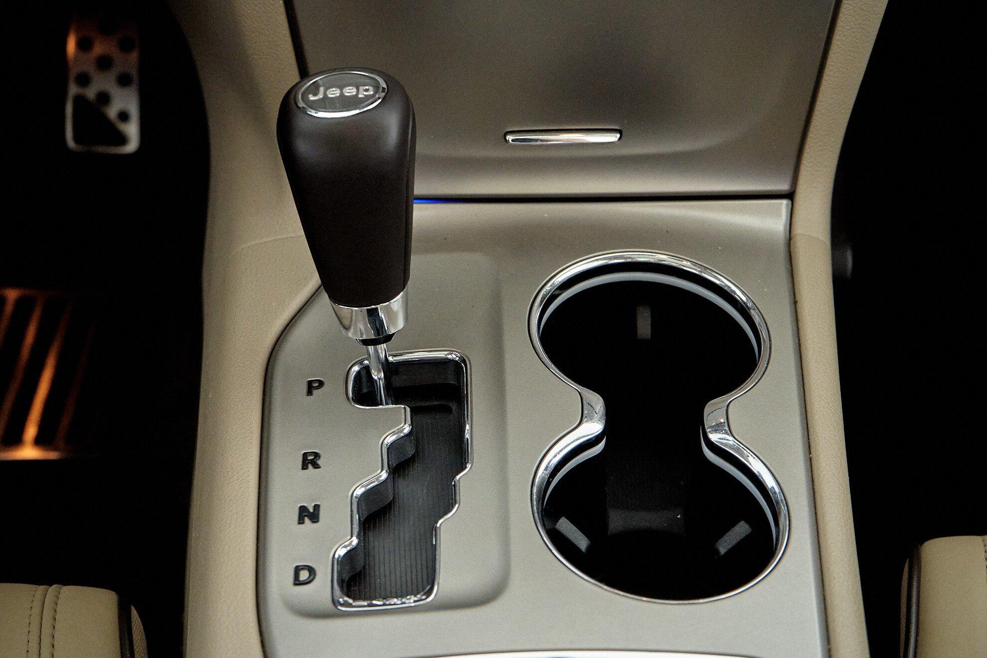 Jeep Grand Cherokee 2010, белый