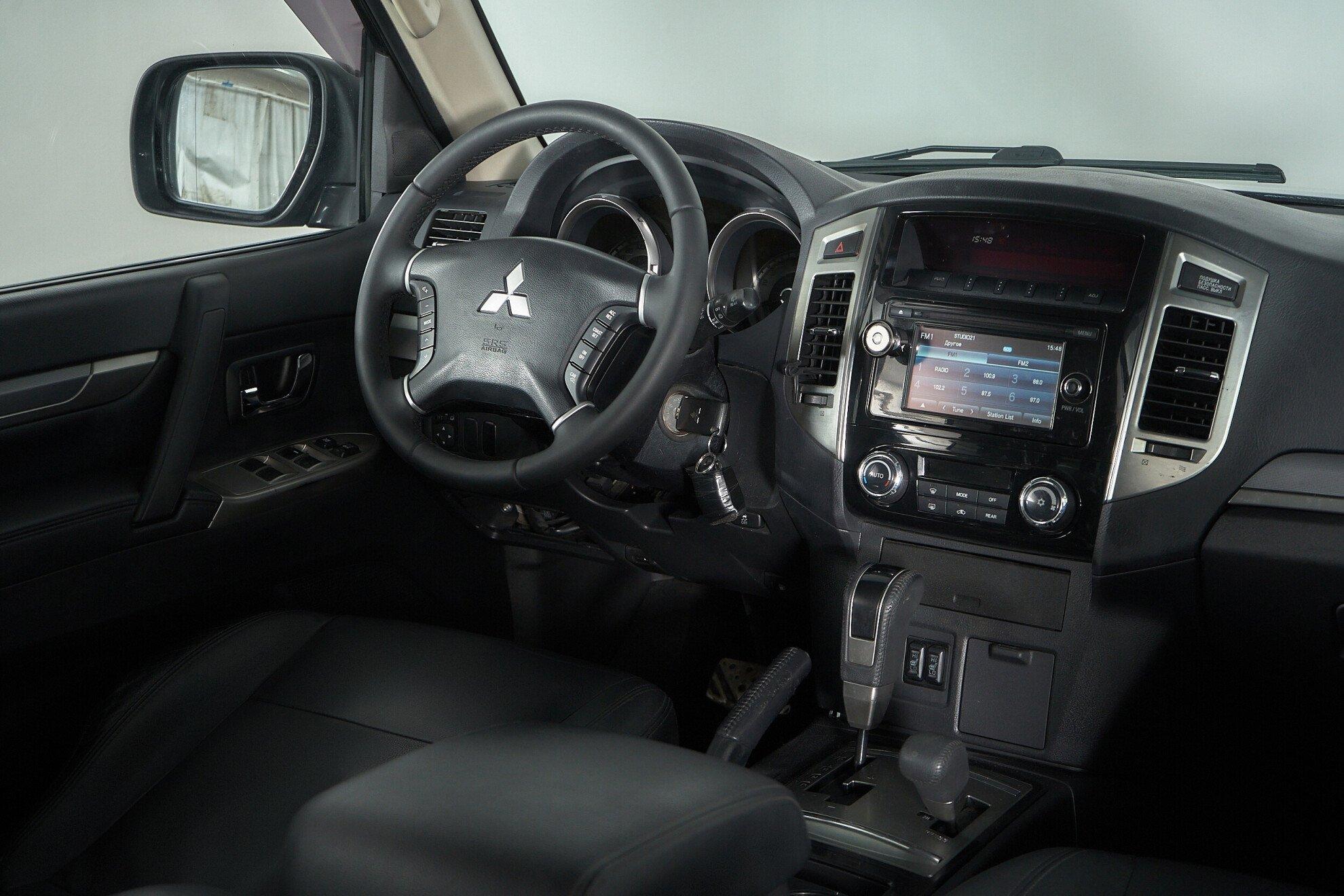 Mitsubishi Pajero 2017, черный