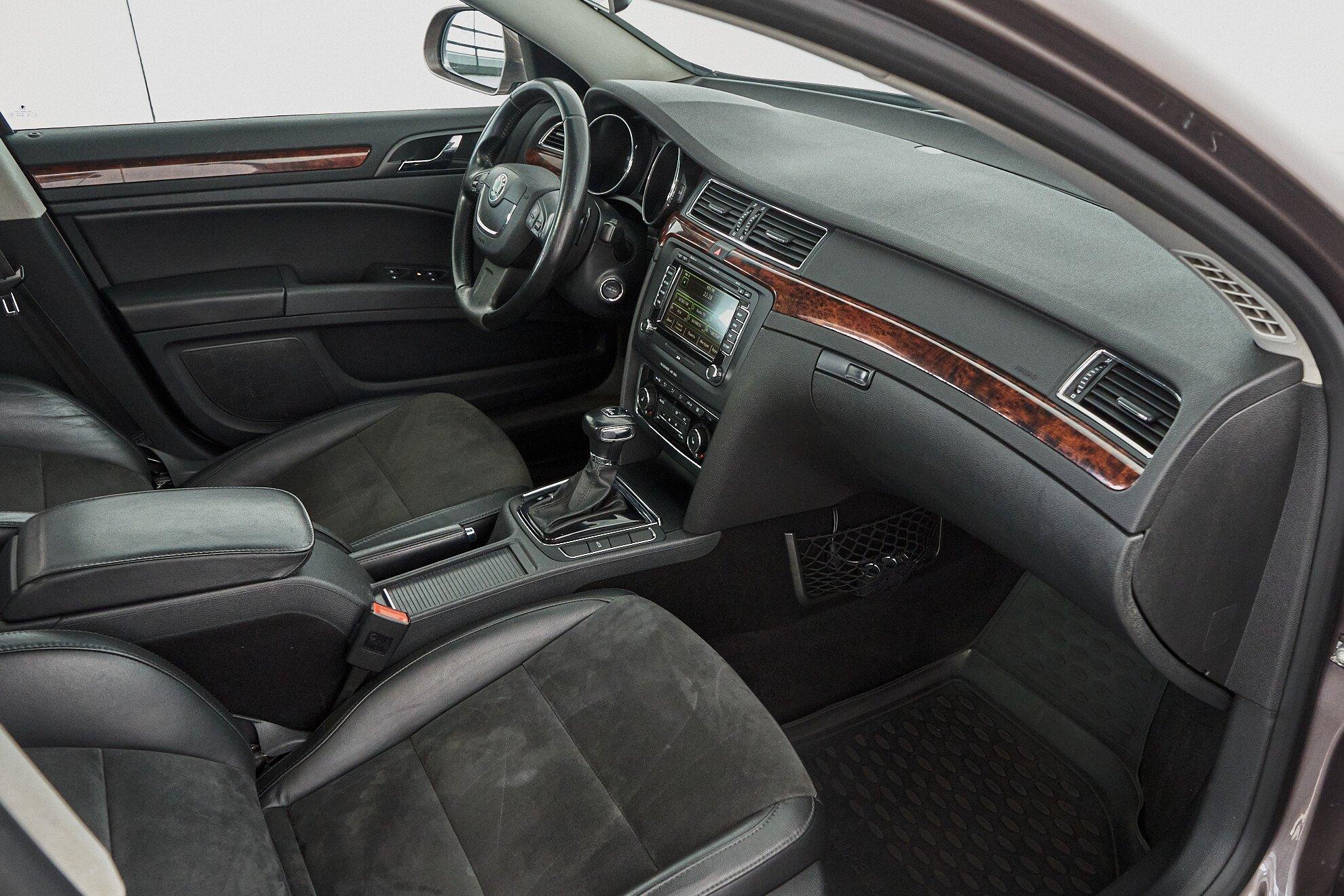 Skoda Superb 2011, коричневый