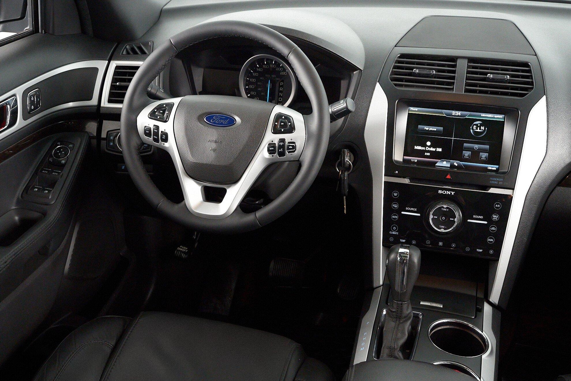 Ford Explorer 2012, серебряный