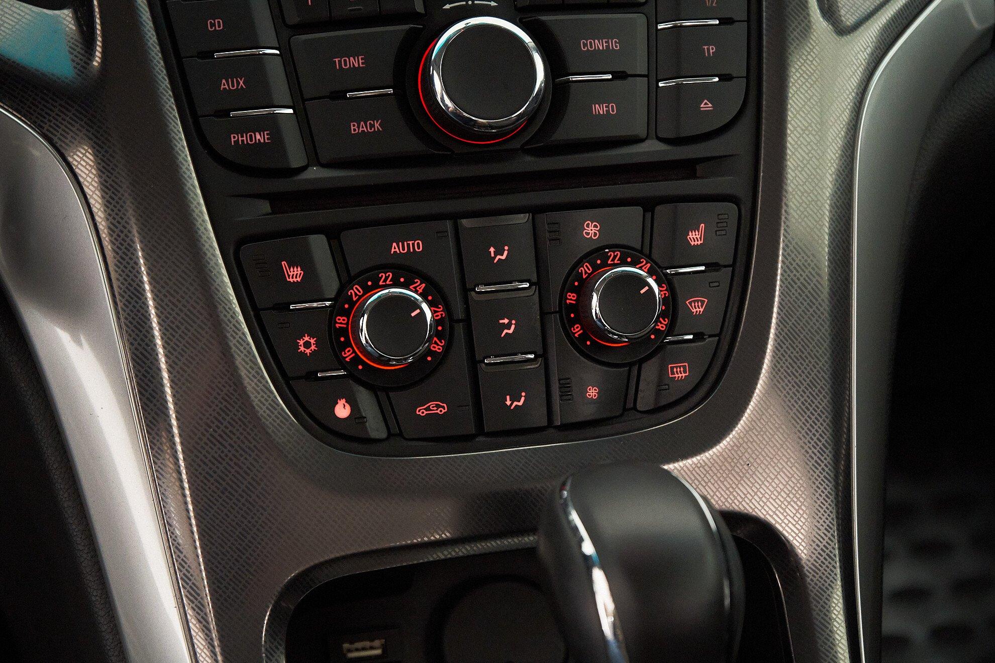 Opel Astra 2012, белый
