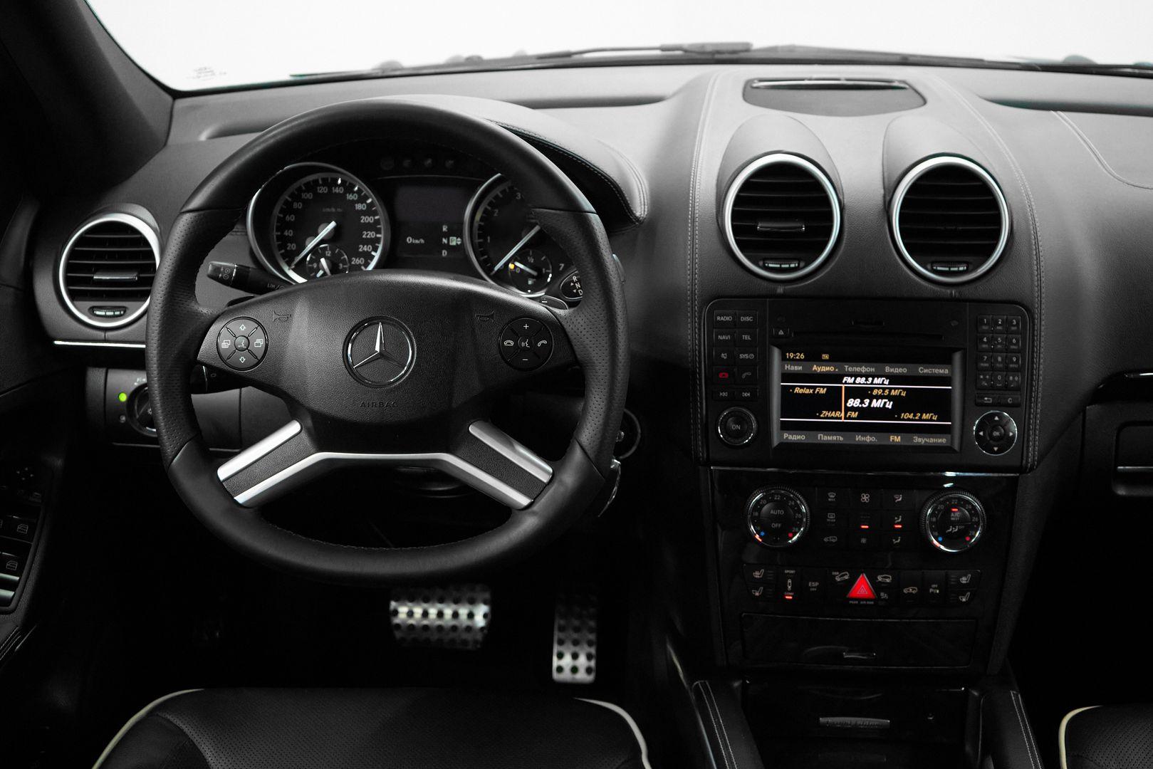 Mercedes-Benz M-Класс 2010, черный