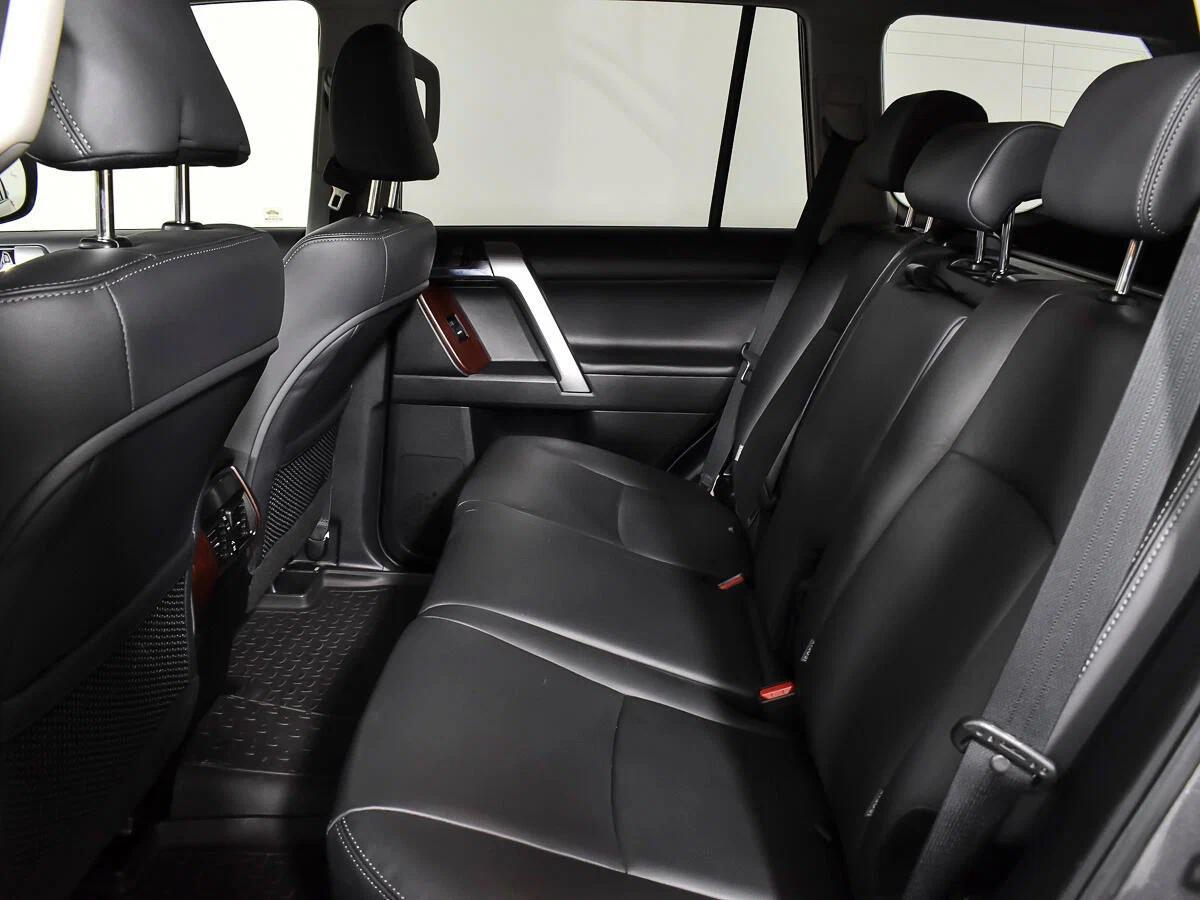 Toyota Land Cruiser Prado 2017, серый