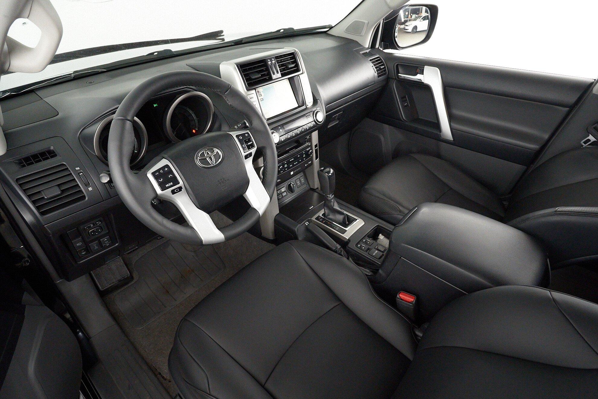 Toyota Land Cruiser Prado 2011, серый