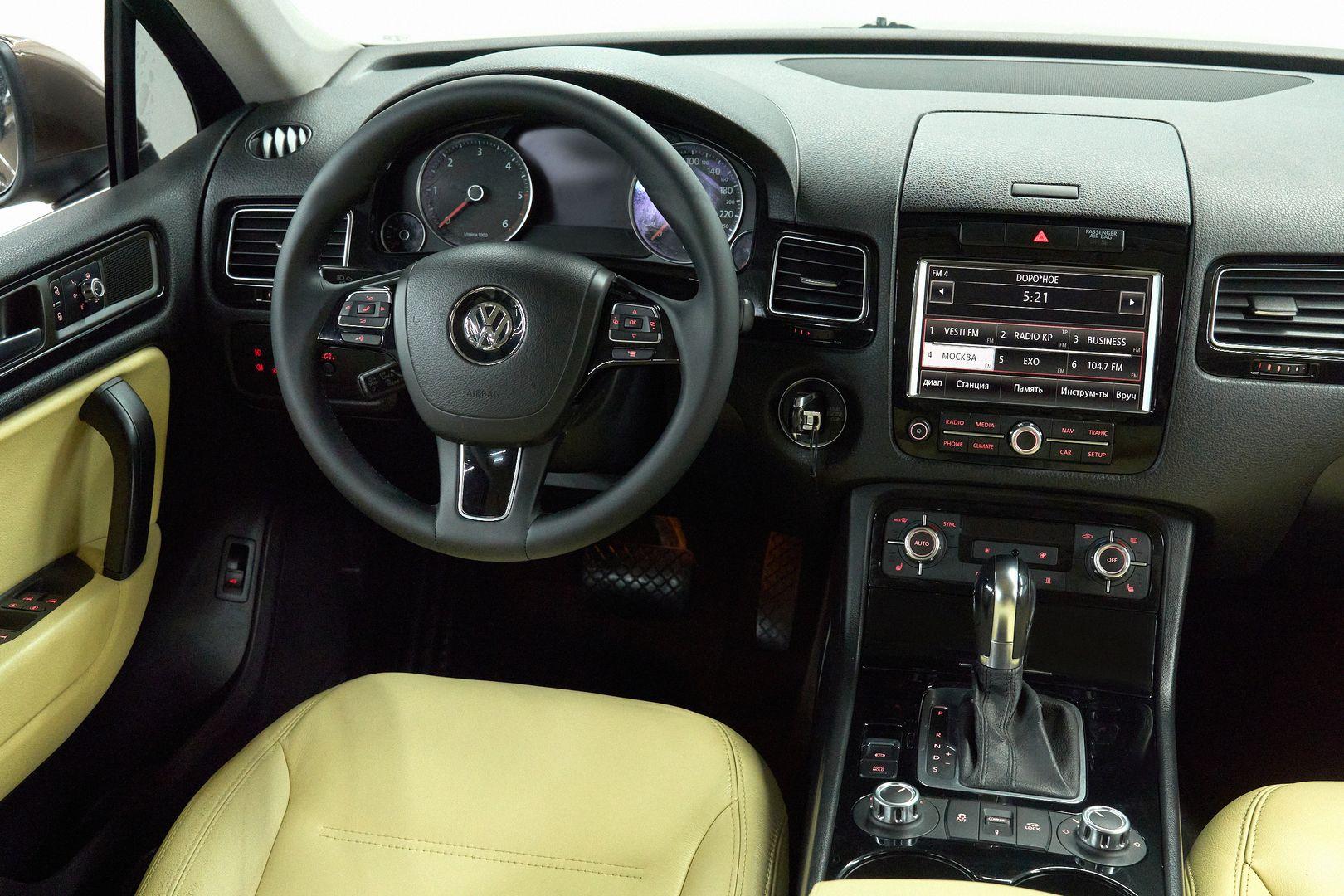 Volkswagen Touareg 2012, коричневый
