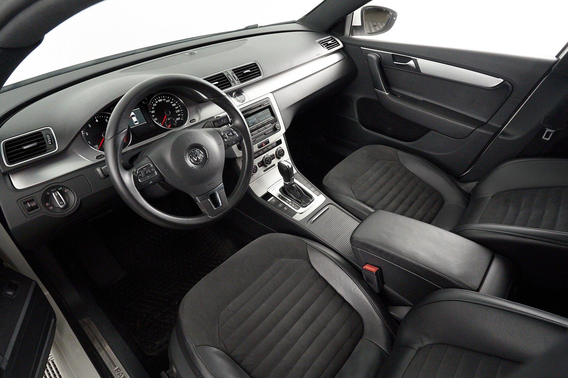 Volkswagen Passat 2012, белый