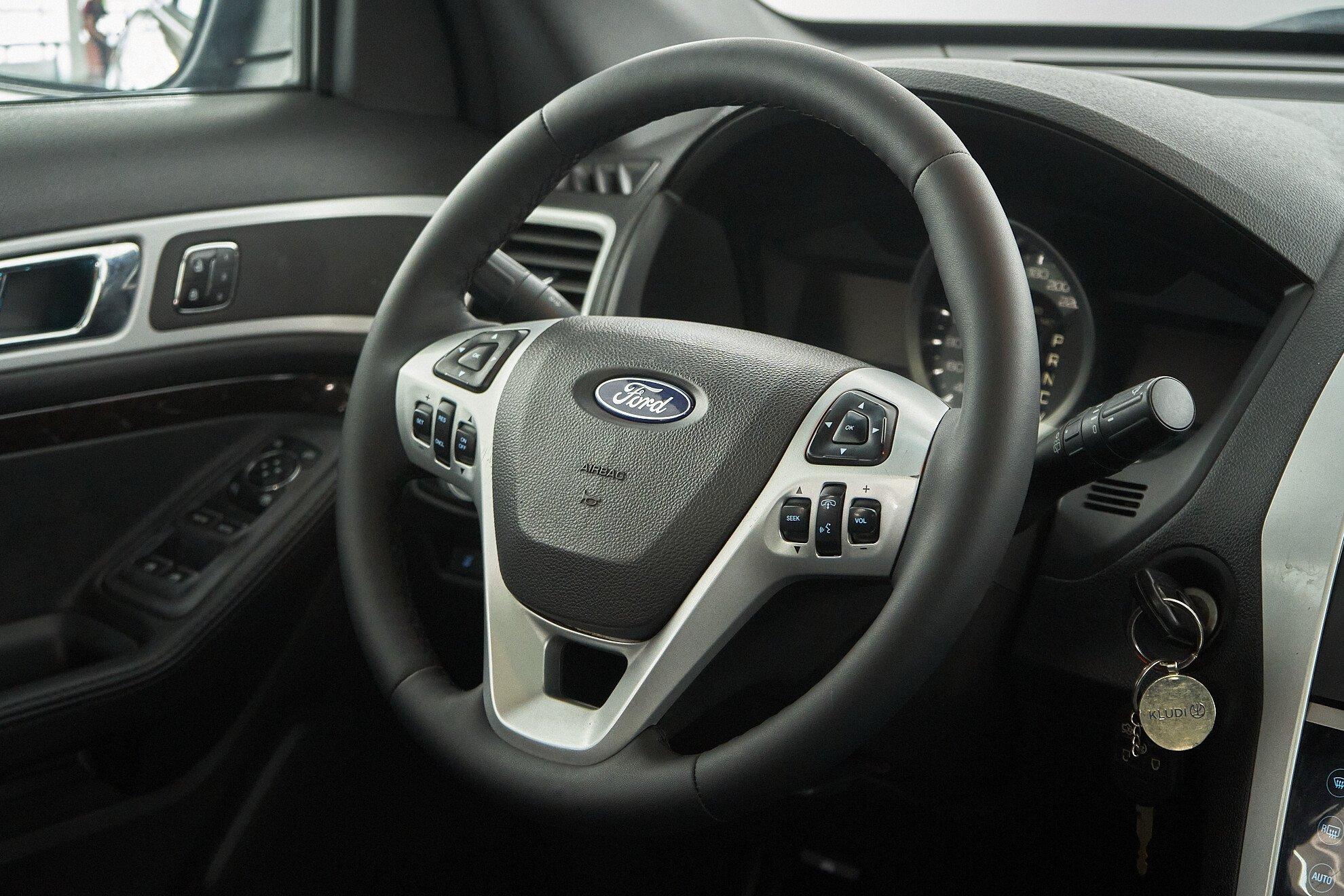 Ford Explorer 2013, черный