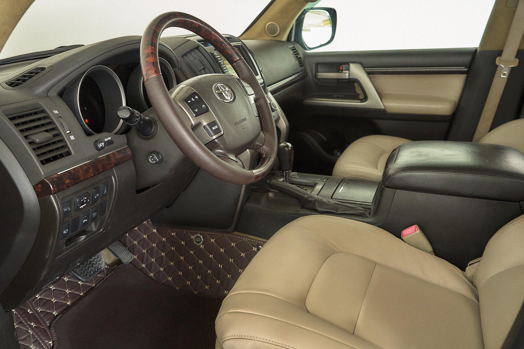 Toyota Land Cruiser 2010, черный