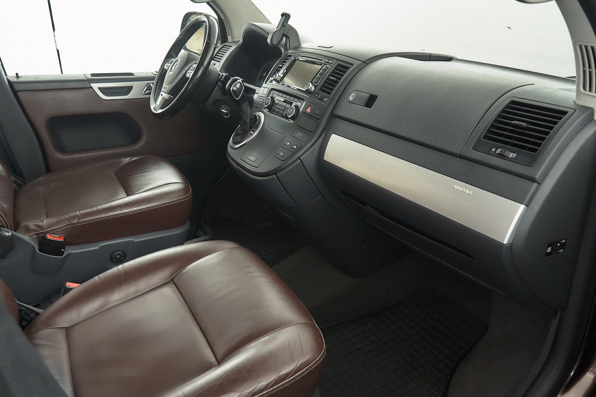Volkswagen Multivan 2010, коричневый