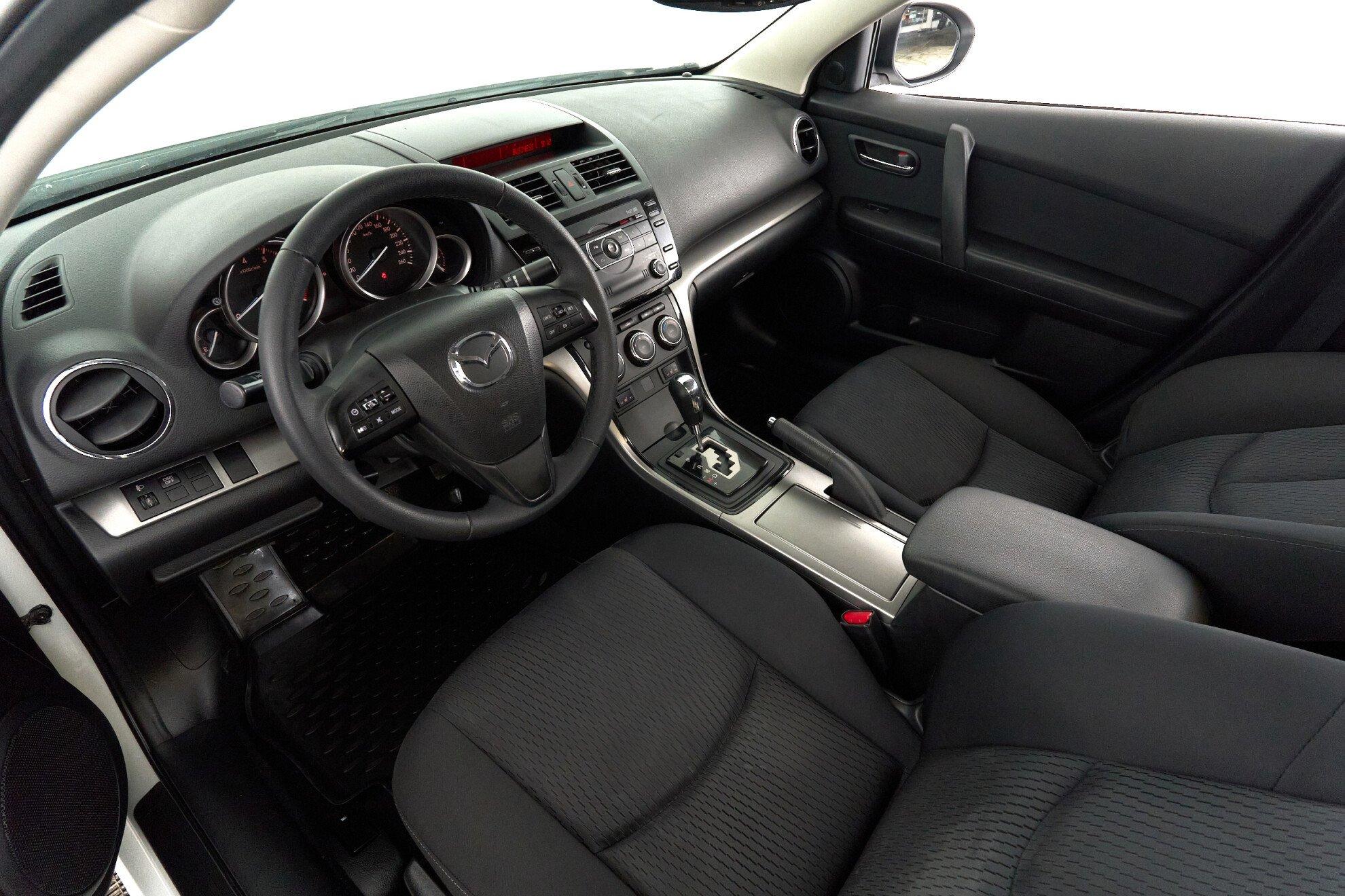 Mazda 6 2011, белый