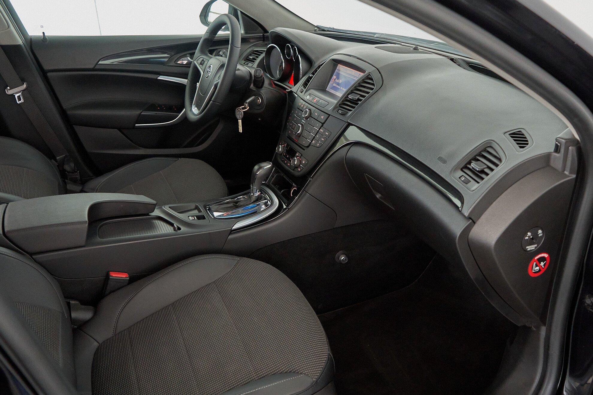 Opel Insignia 2010, черный