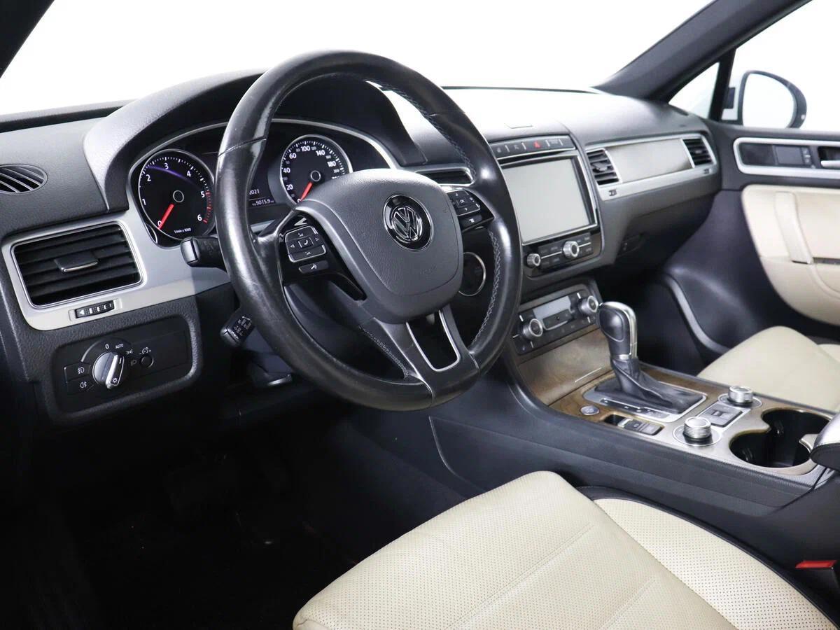 Volkswagen Touareg 2017, белый