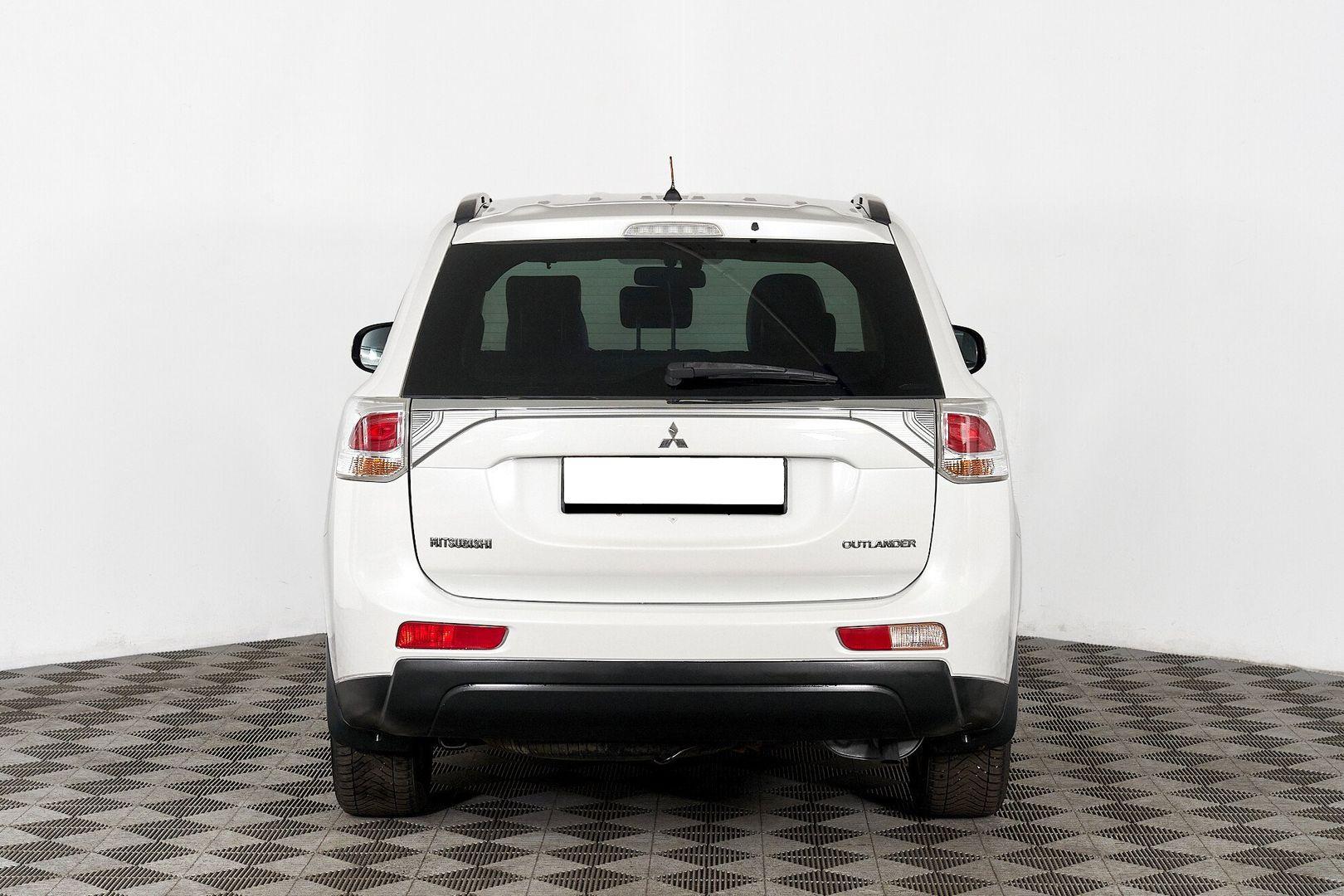 Mitsubishi Outlander 2013, белый