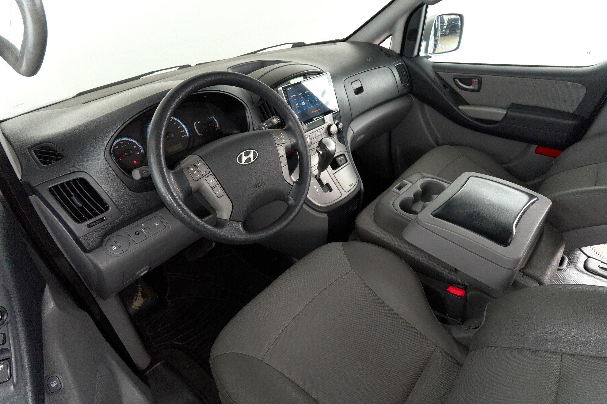 Hyundai Grand Starex 2010, серый