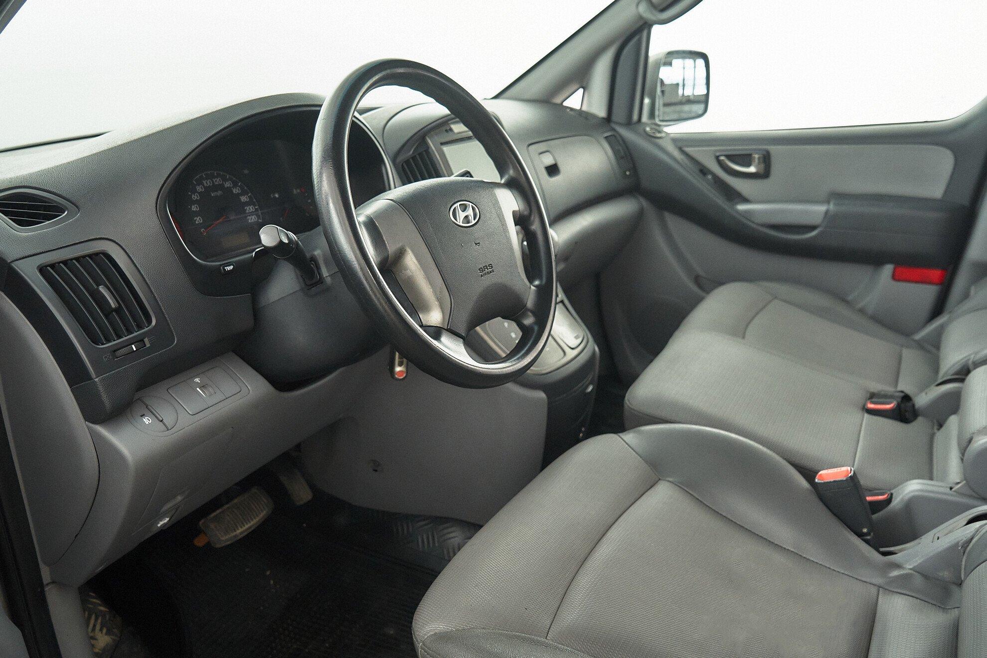 Hyundai Grand Starex 2013, серебряный