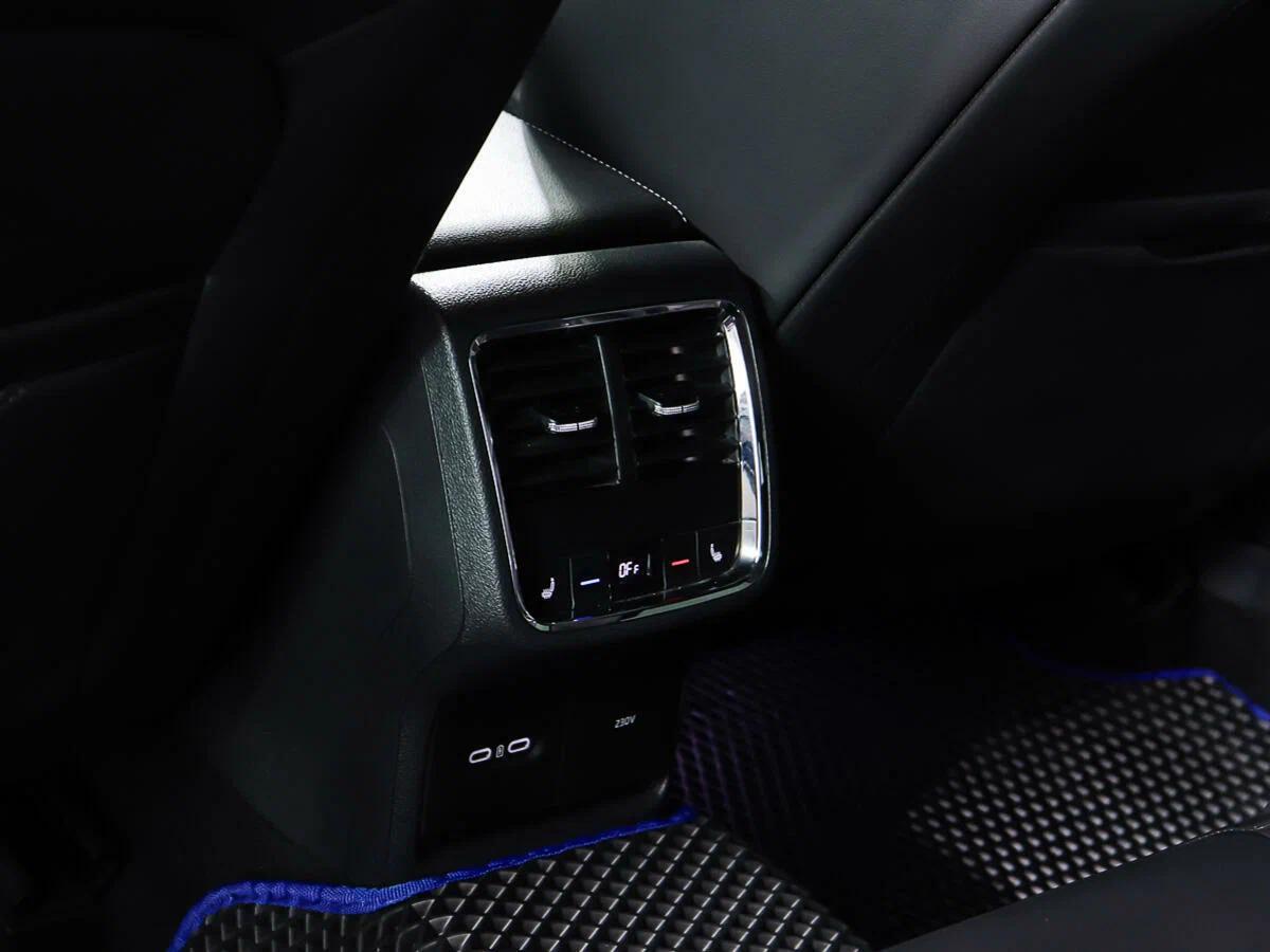 Skoda Octavia 2023, синий