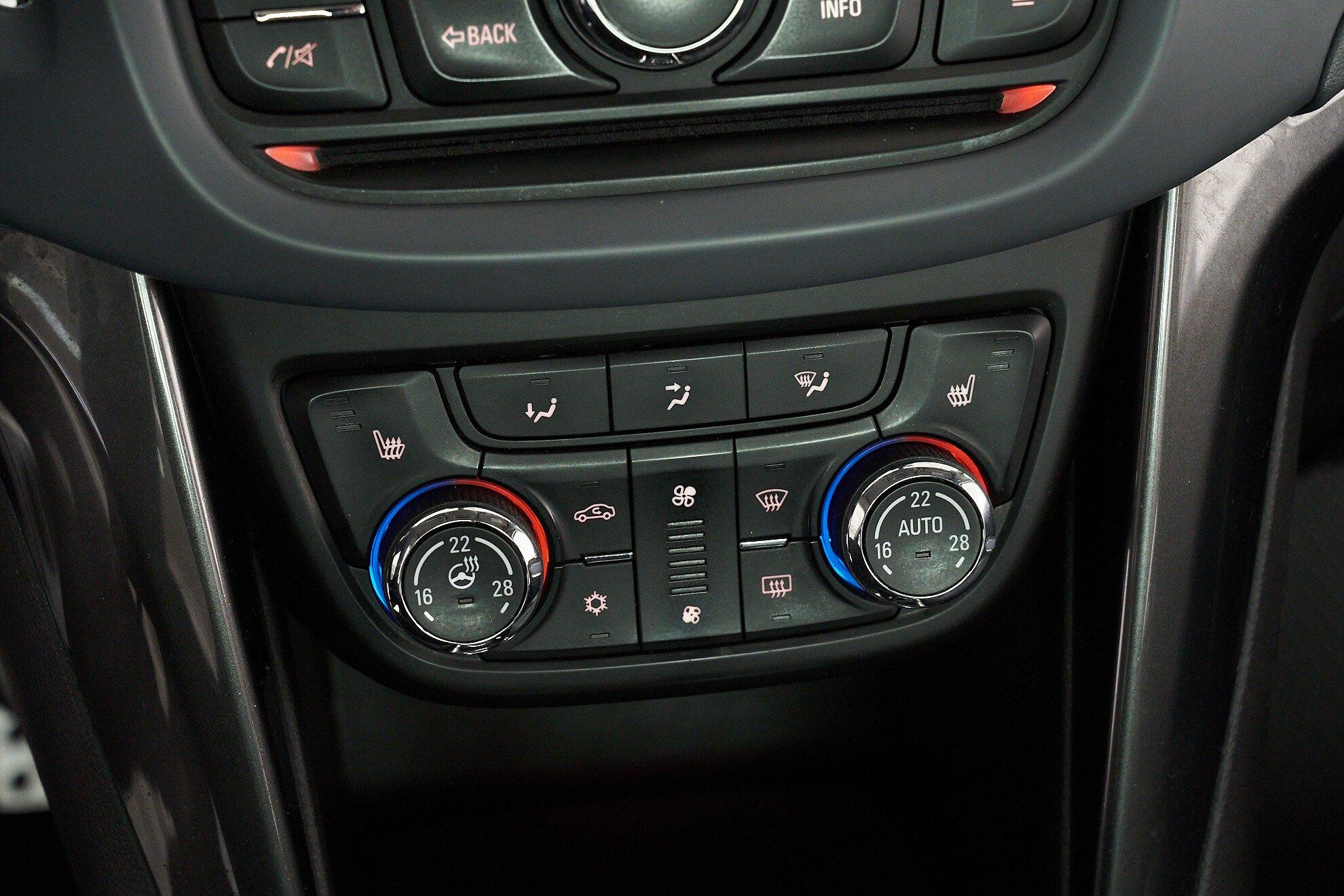 Opel Zafira 2015, серебряный