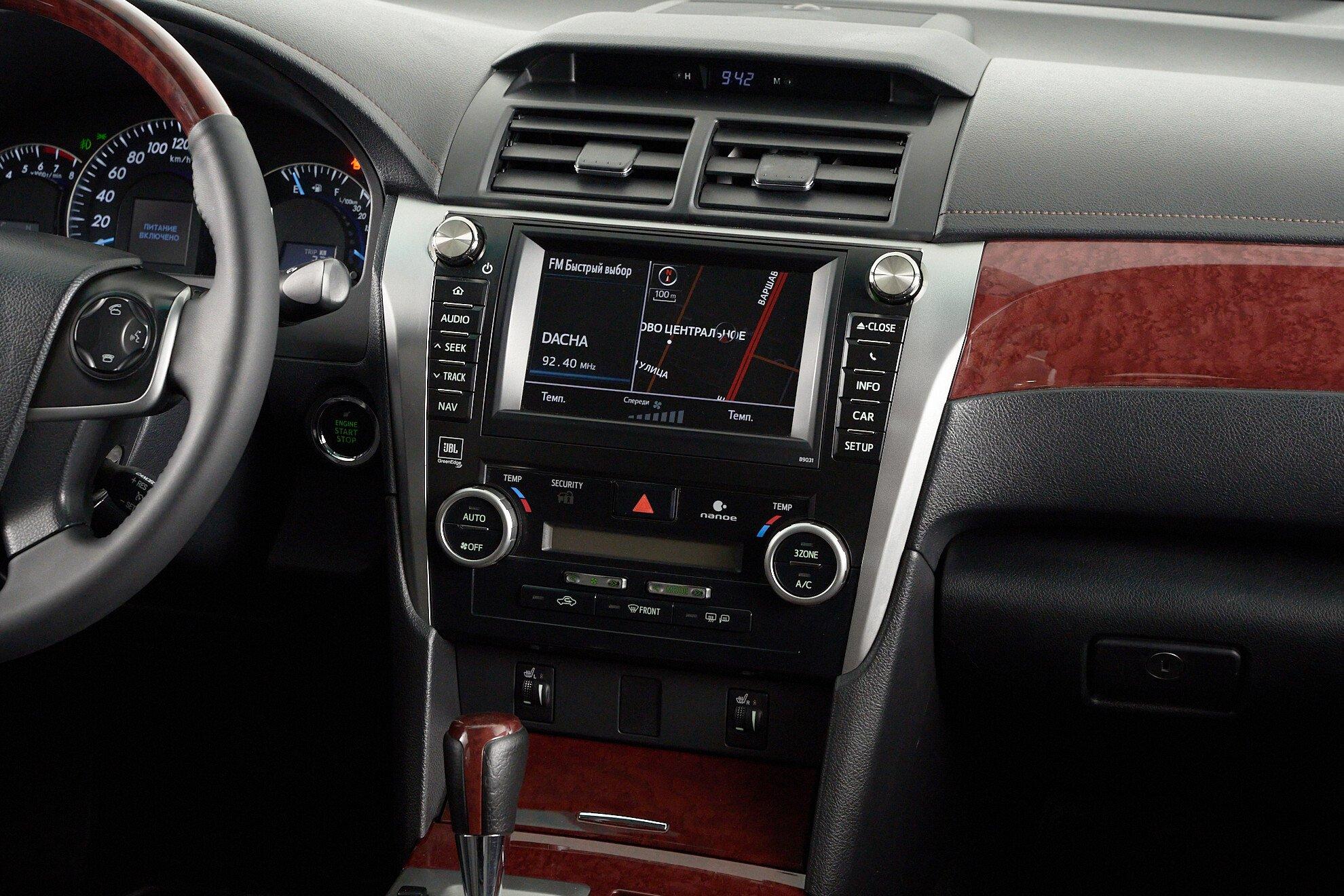 Toyota Camry 2012, белый