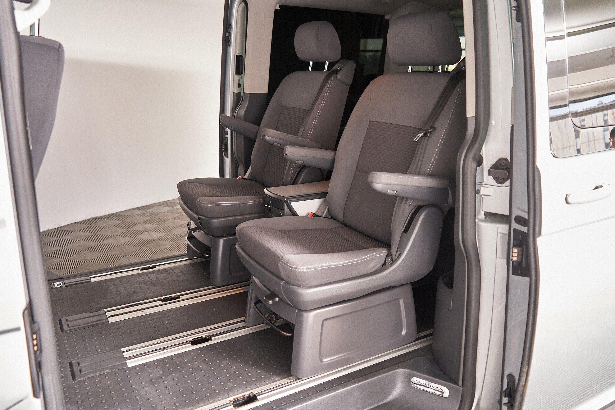 Volkswagen Multivan 2010, серебряный