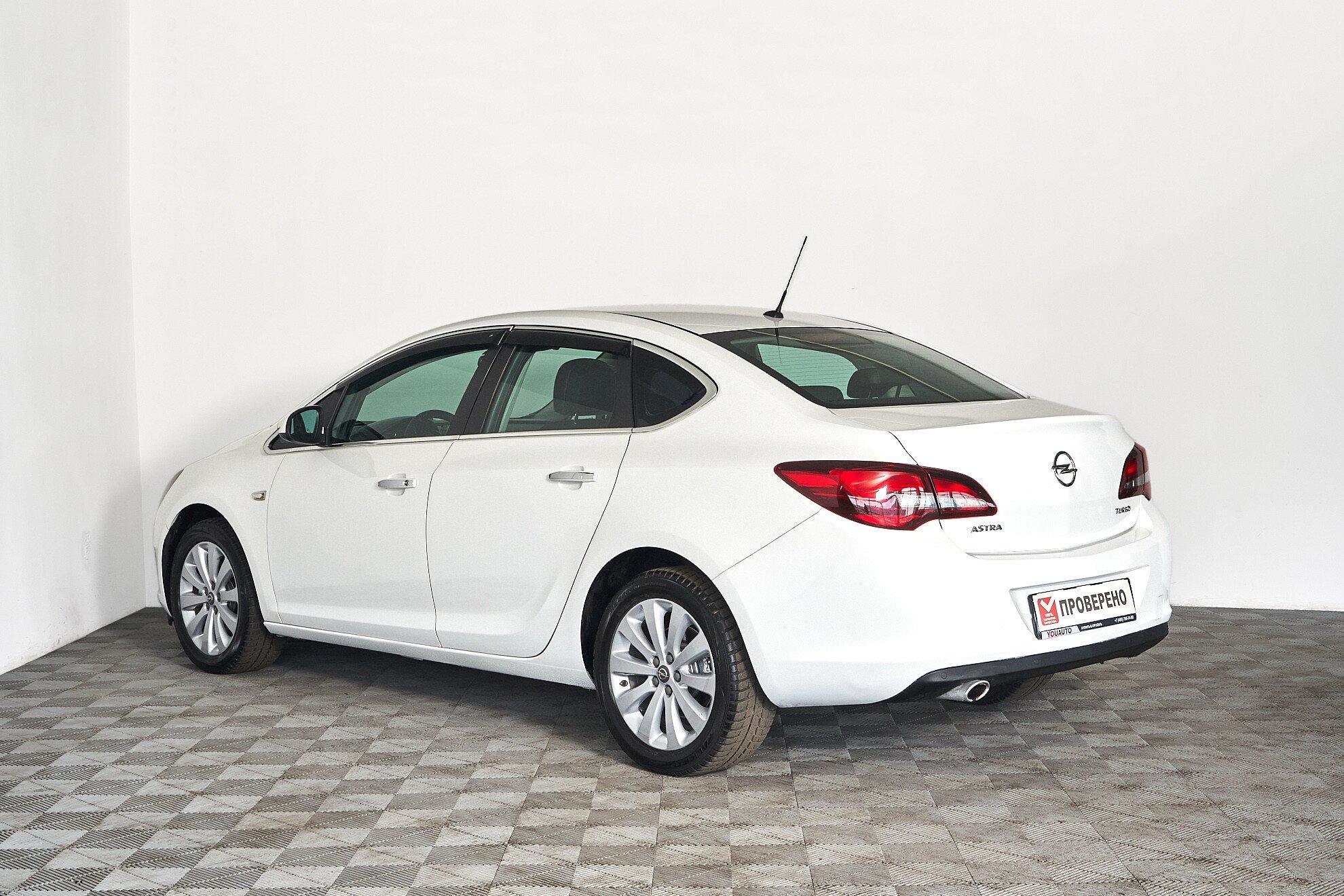 Opel Astra 2013, белый