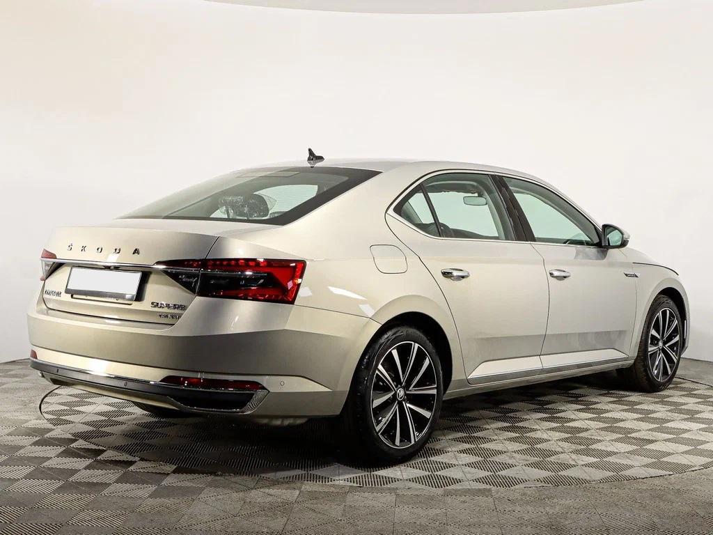 Skoda Superb 2023, серый