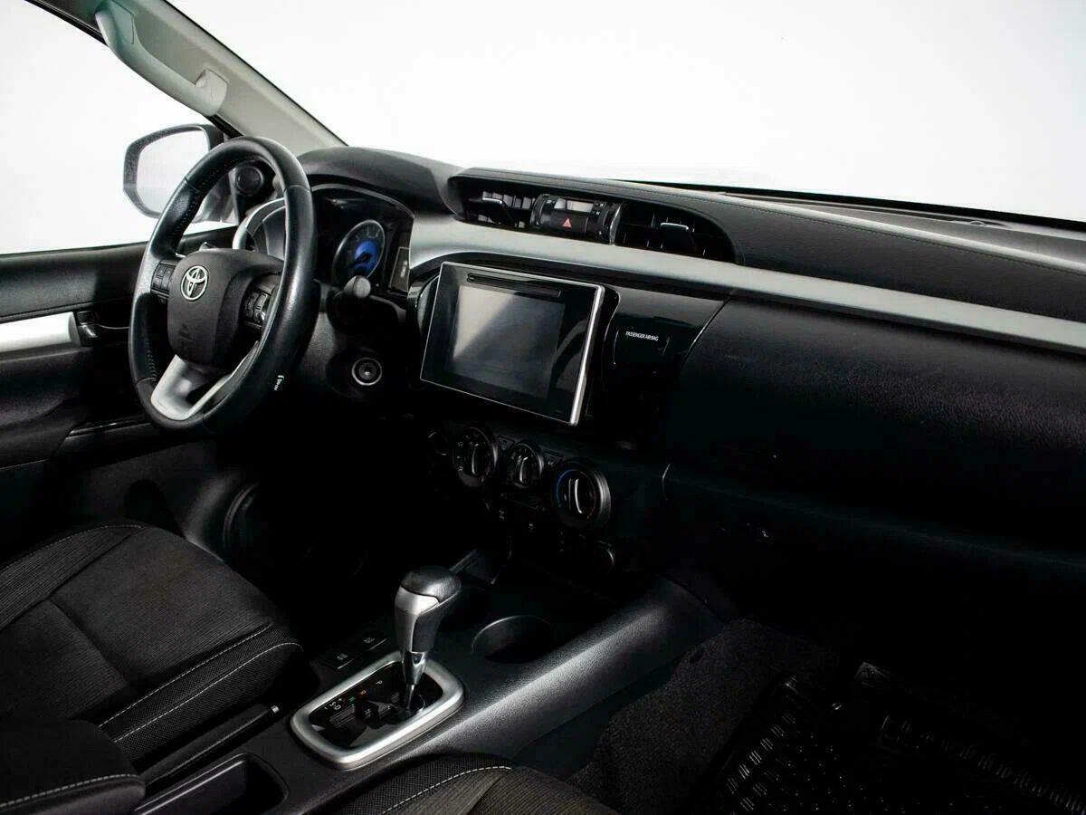 Toyota Hilux 2017, серый