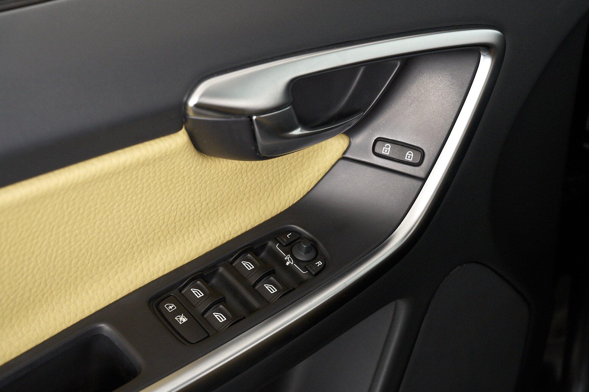Volvo XC60 2010, черный