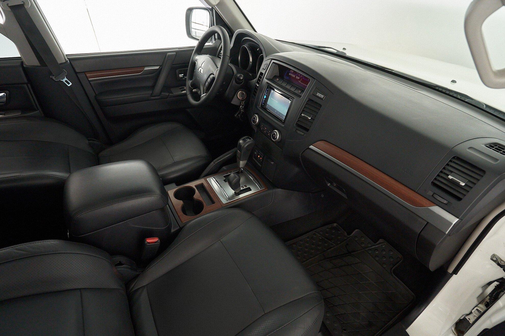 Mitsubishi Pajero 2008, белый