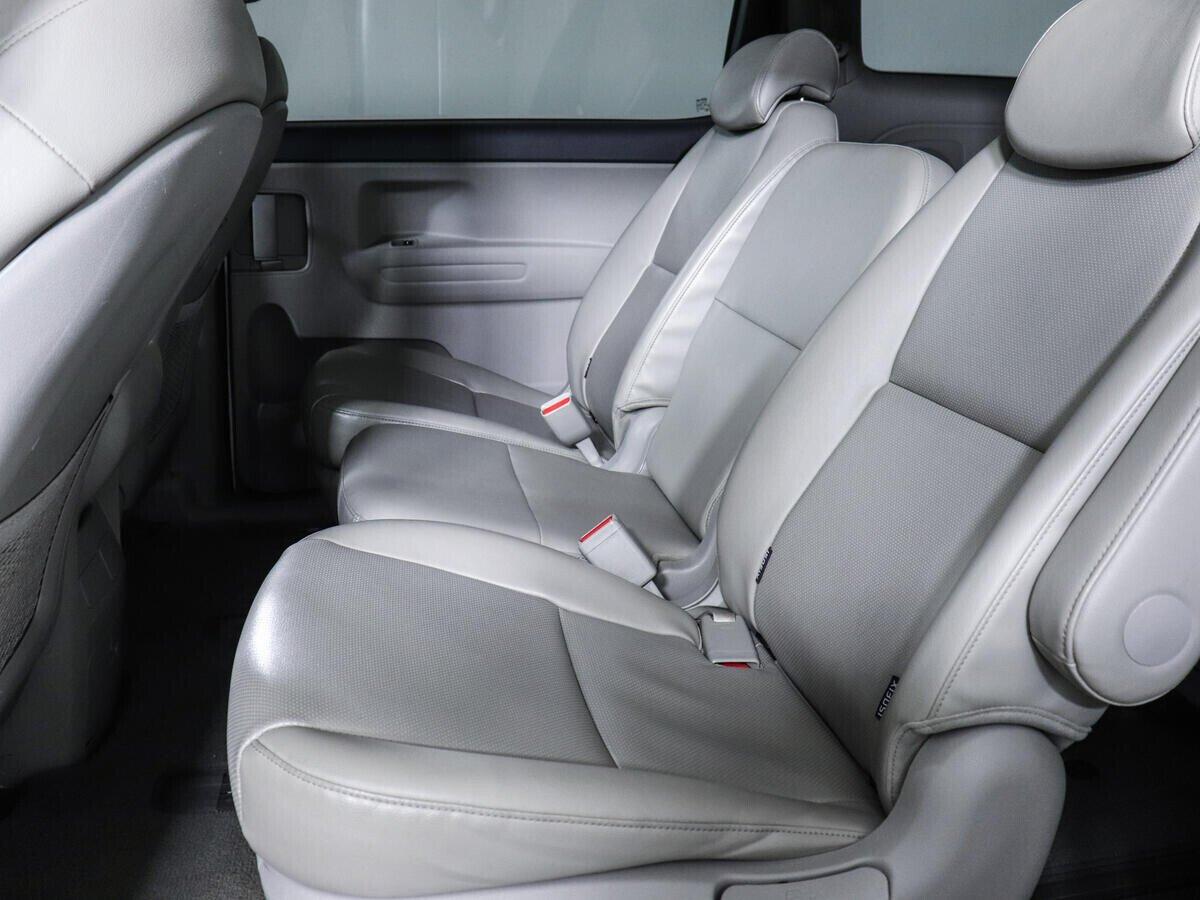 Kia Carnival 2016, белый