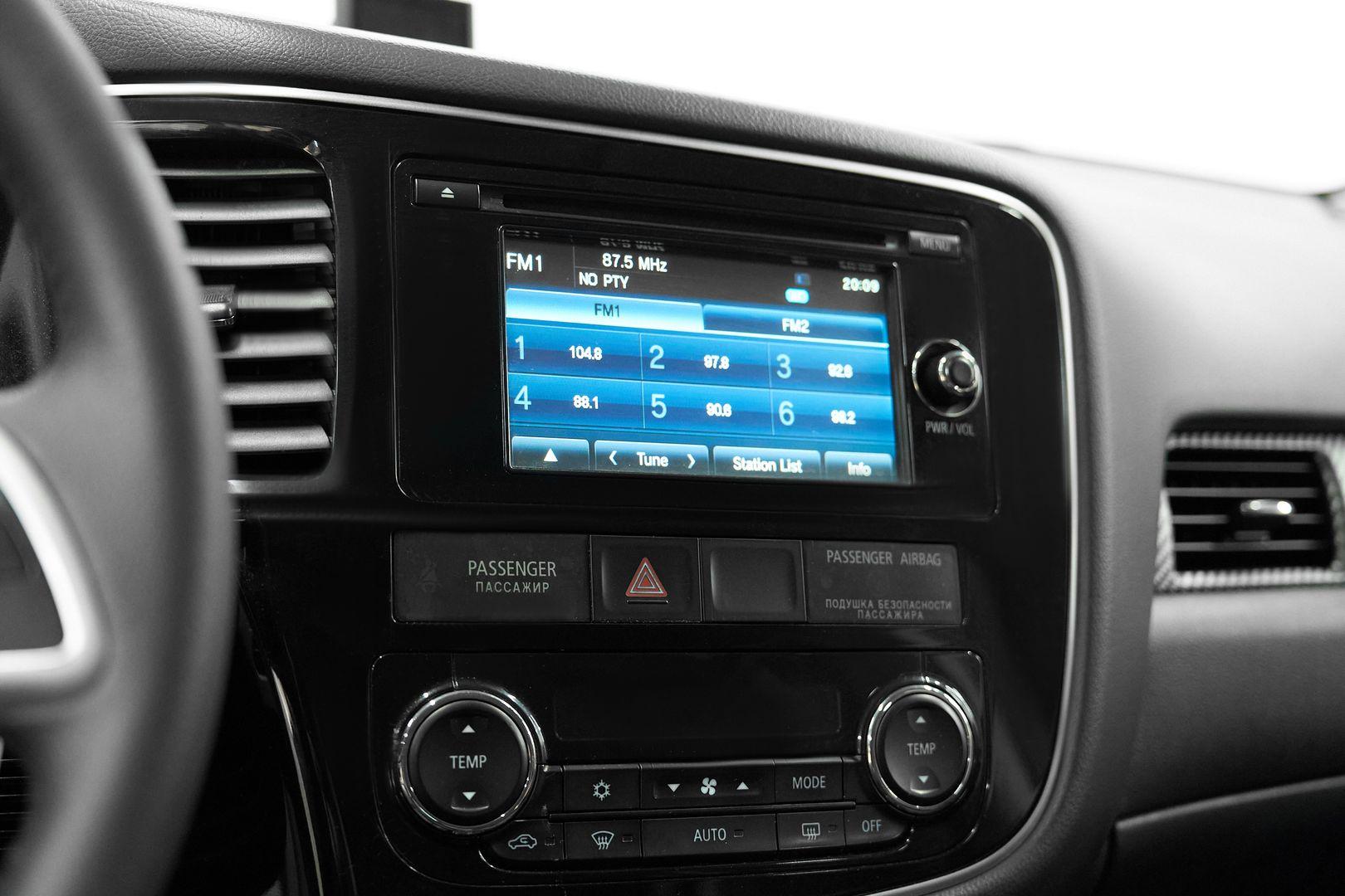 Mitsubishi Outlander 2013, белый