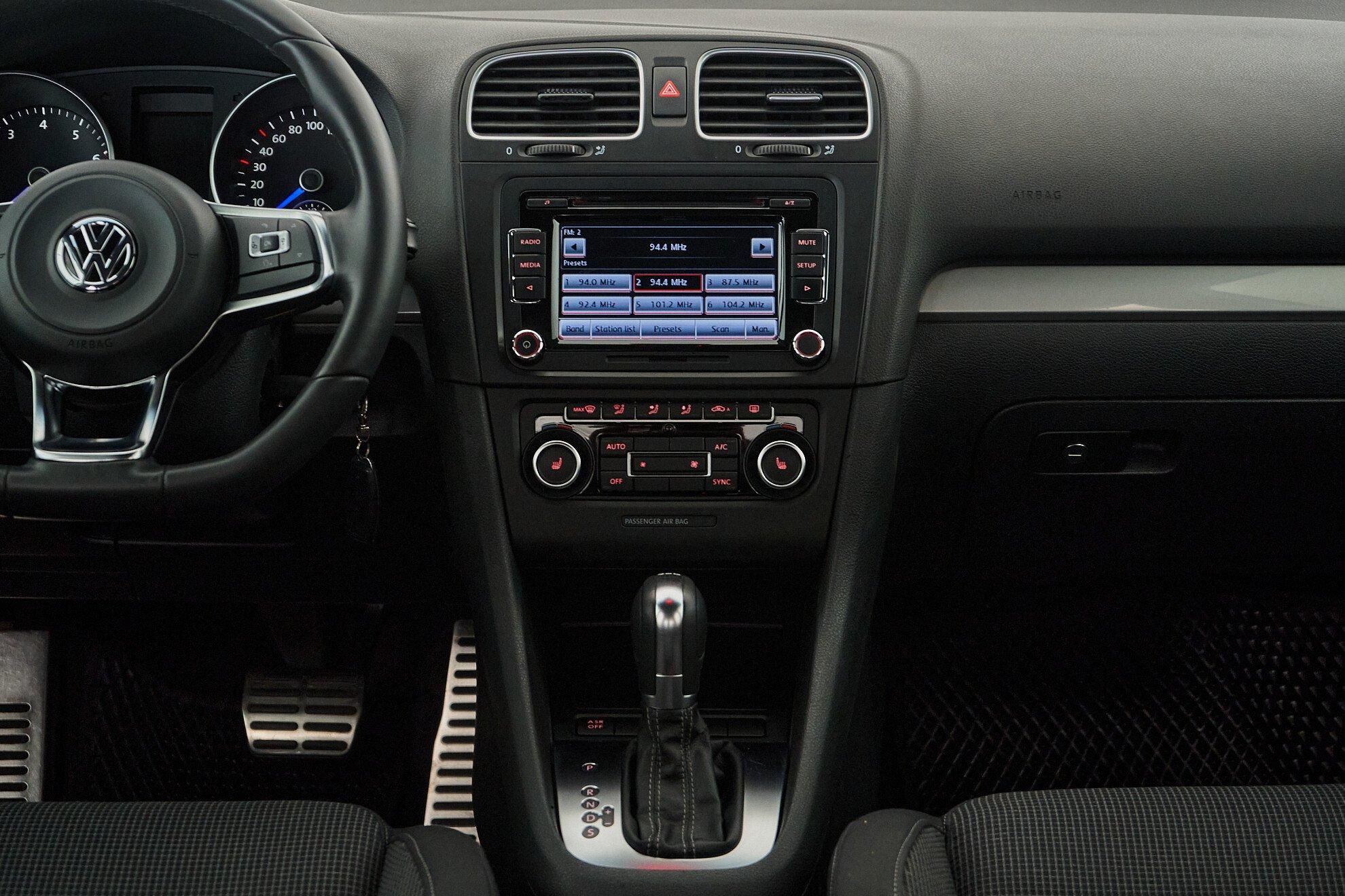 Volkswagen Golf 2012, белый