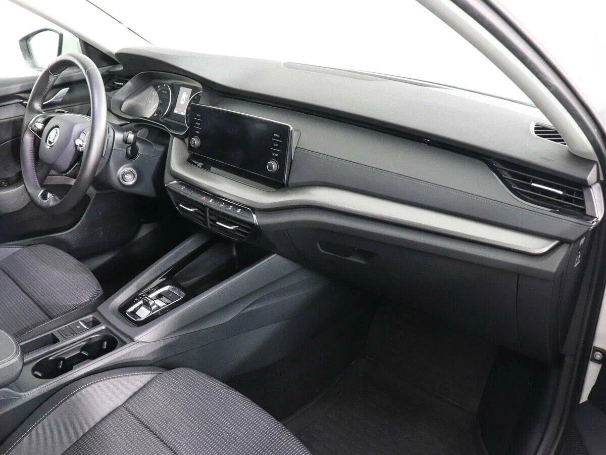 Skoda Octavia 2021, белый