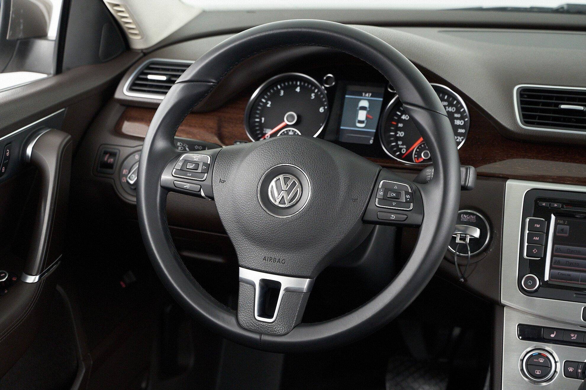 Volkswagen Passat 2013, бежевый