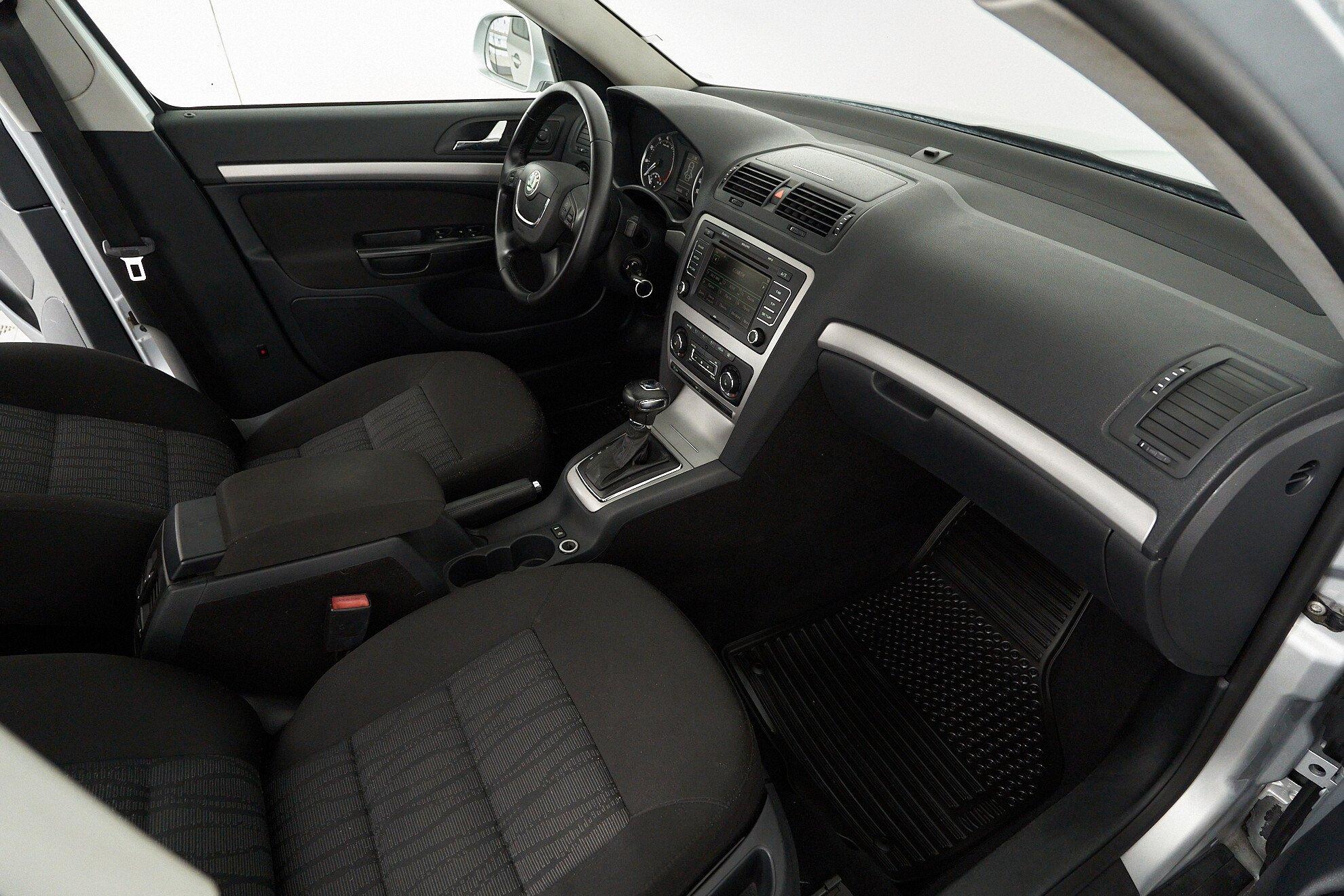 Skoda Octavia 2013, серебряный